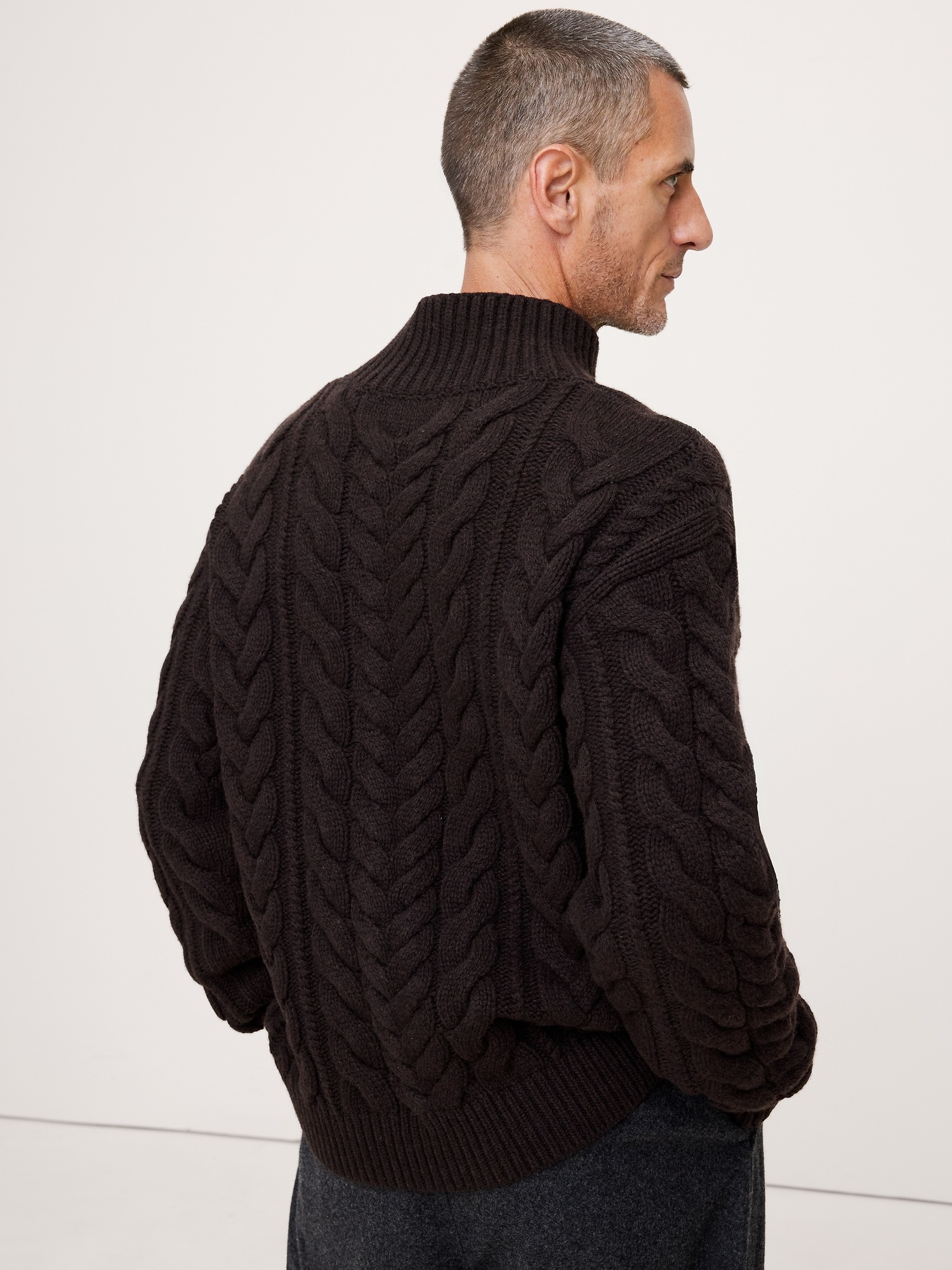 Мужской свитер Banana Republic Italian Merino-Blend Mock-Neck, цвет: Тёмный коричневый — фото 2