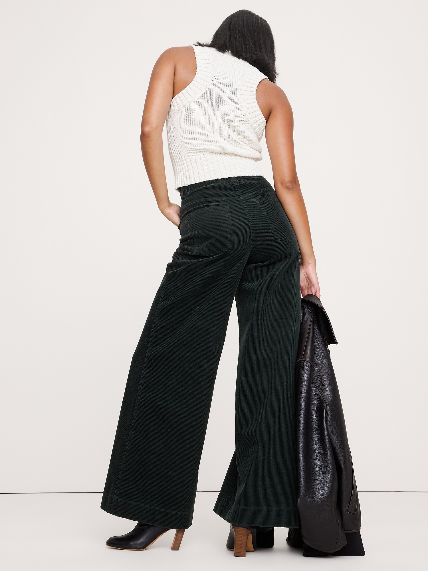 Женские брюки Banana Republic Ultra-High Rise Wide-Leg Corduroy Pant, цвет: Зелёный — фото 2