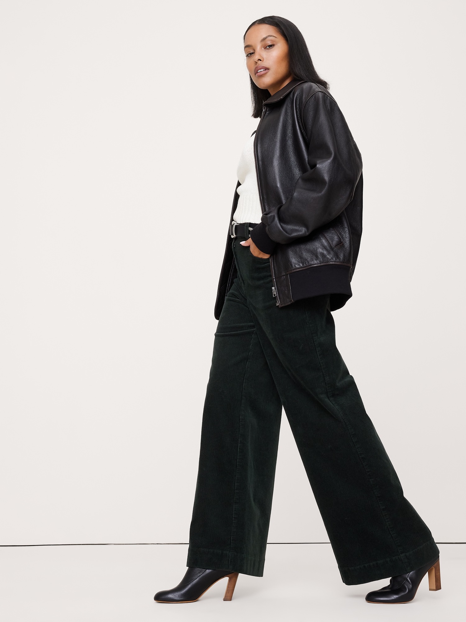 Женские брюки Banana Republic Ultra-High Rise Wide-Leg Corduroy Pant, цвет: Зелёный — фото 3