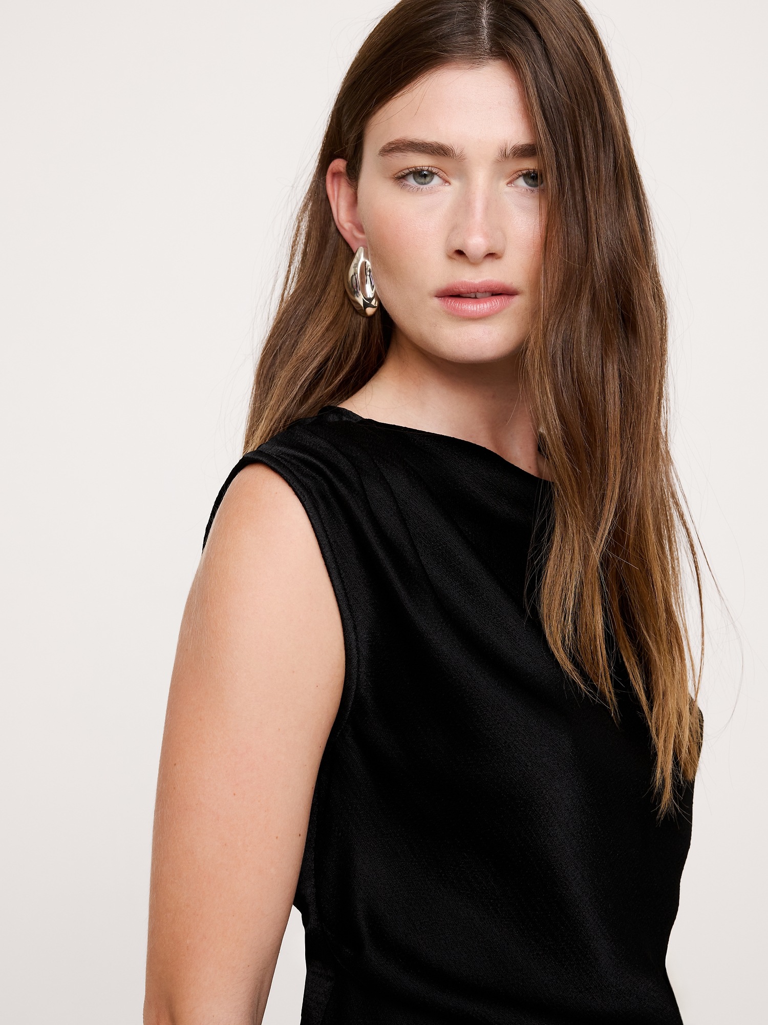 Женский топ Banana Republic Hammered Satin Draped Top, цвет: Чёрный — фото 3