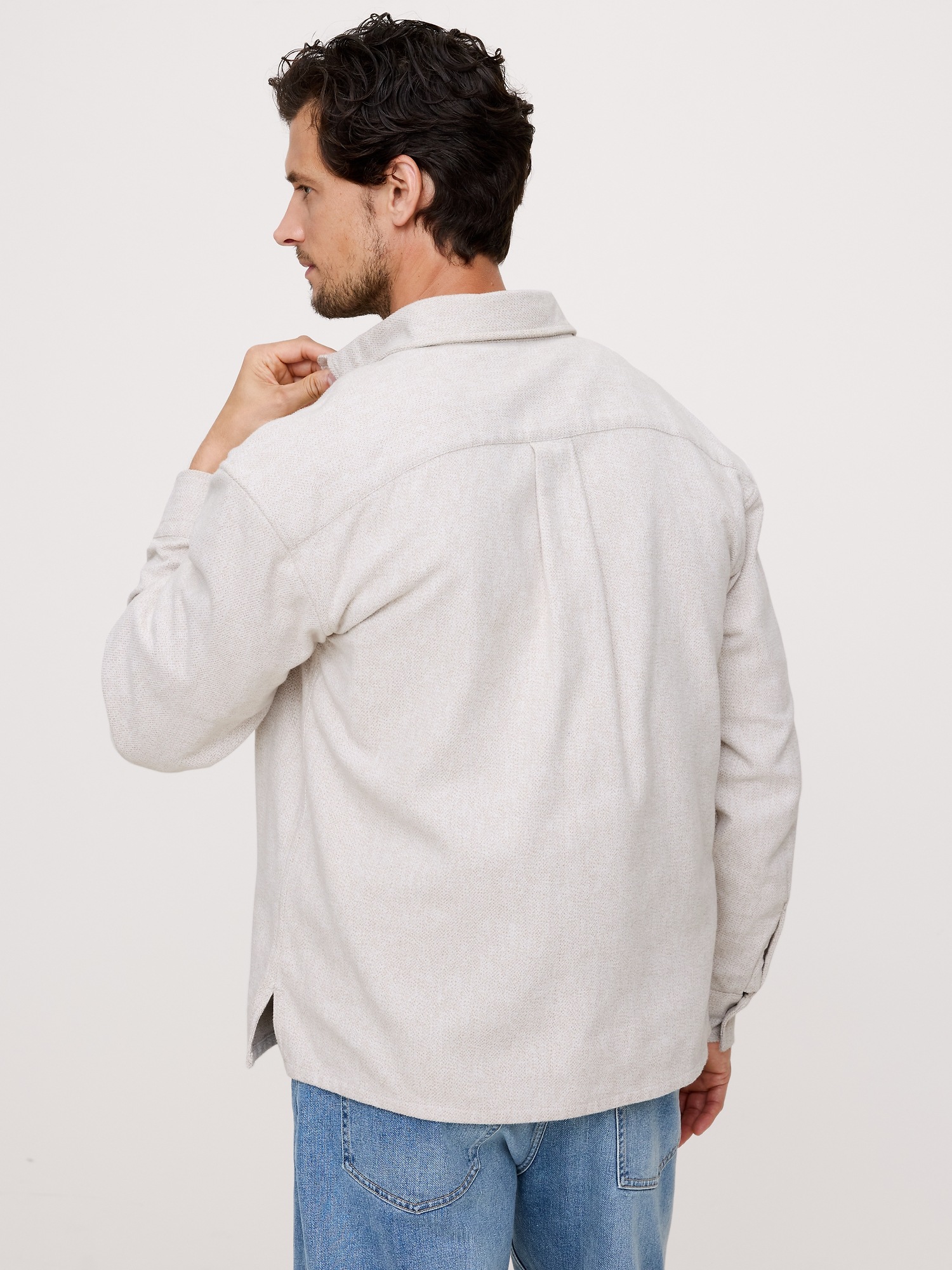 Мужская рубашка Banana Republic Relaxed-Fit Flannel Overshirt, цвет: Кремовый белый — фото 2