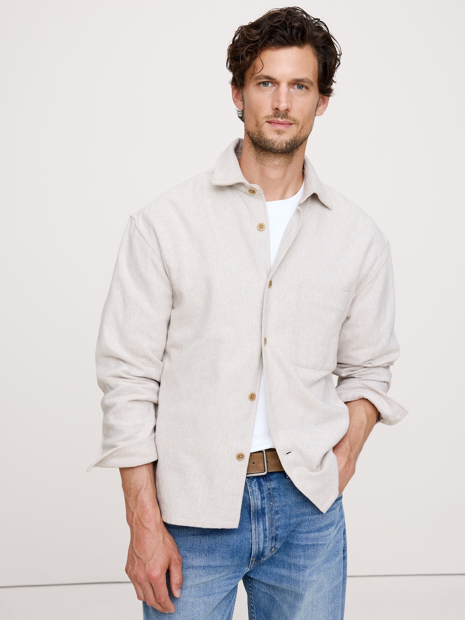 Мужская рубашка Banana Republic Relaxed-Fit Flannel Overshirt, цвет: Кремовый белый — фото 3