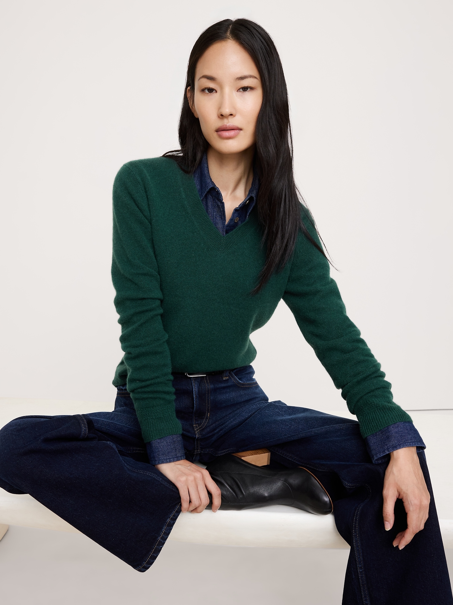 Lightweight Cashmere V-Neck Sweater - Highland Green