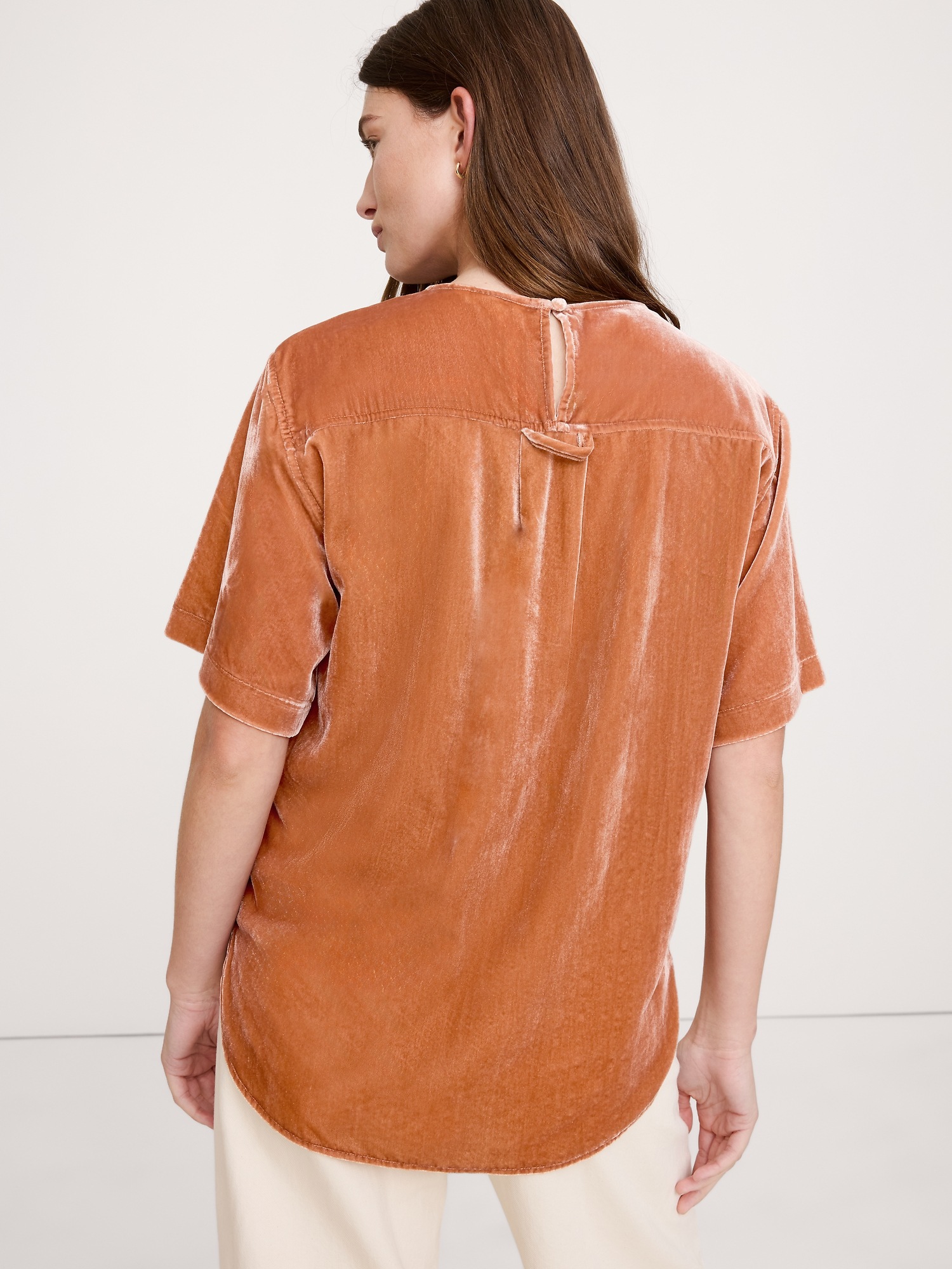 Женский топ Banana Republic Drapey Velvet Top, цвет: Сиена коричневый — фото 2