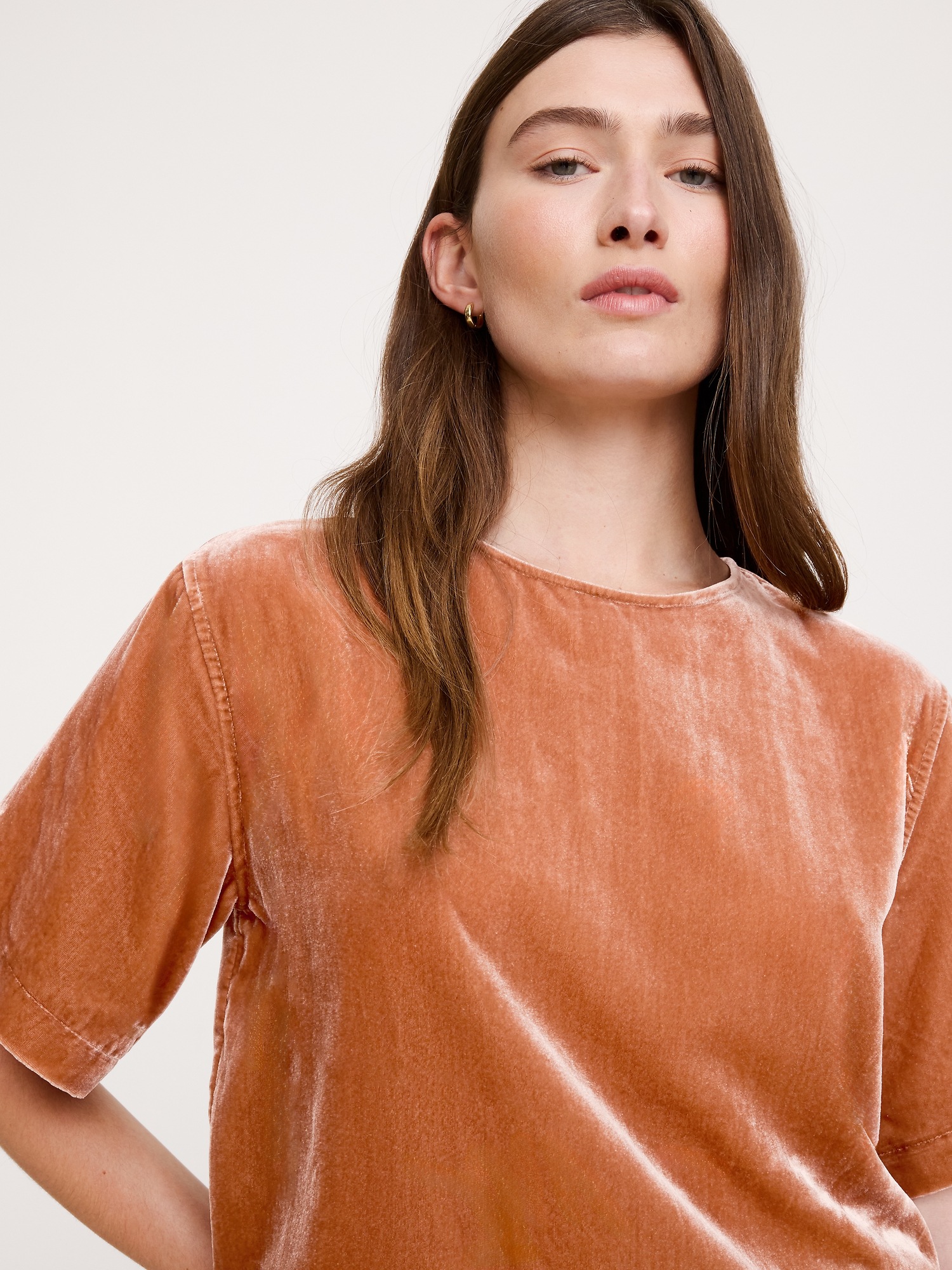 Женский топ Banana Republic Drapey Velvet Top, цвет: Сиена коричневый — фото 3