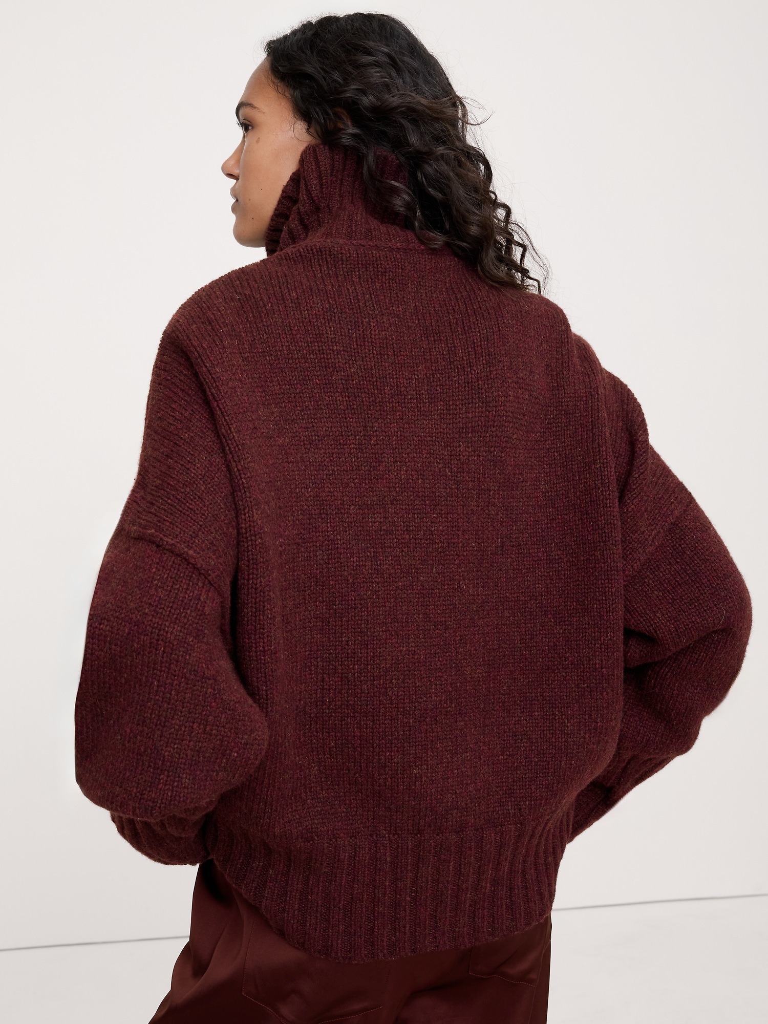 Женский свитер Banana Republic Italian Merino-Blend Turtleneck, цвет: Бордовый — фото 2