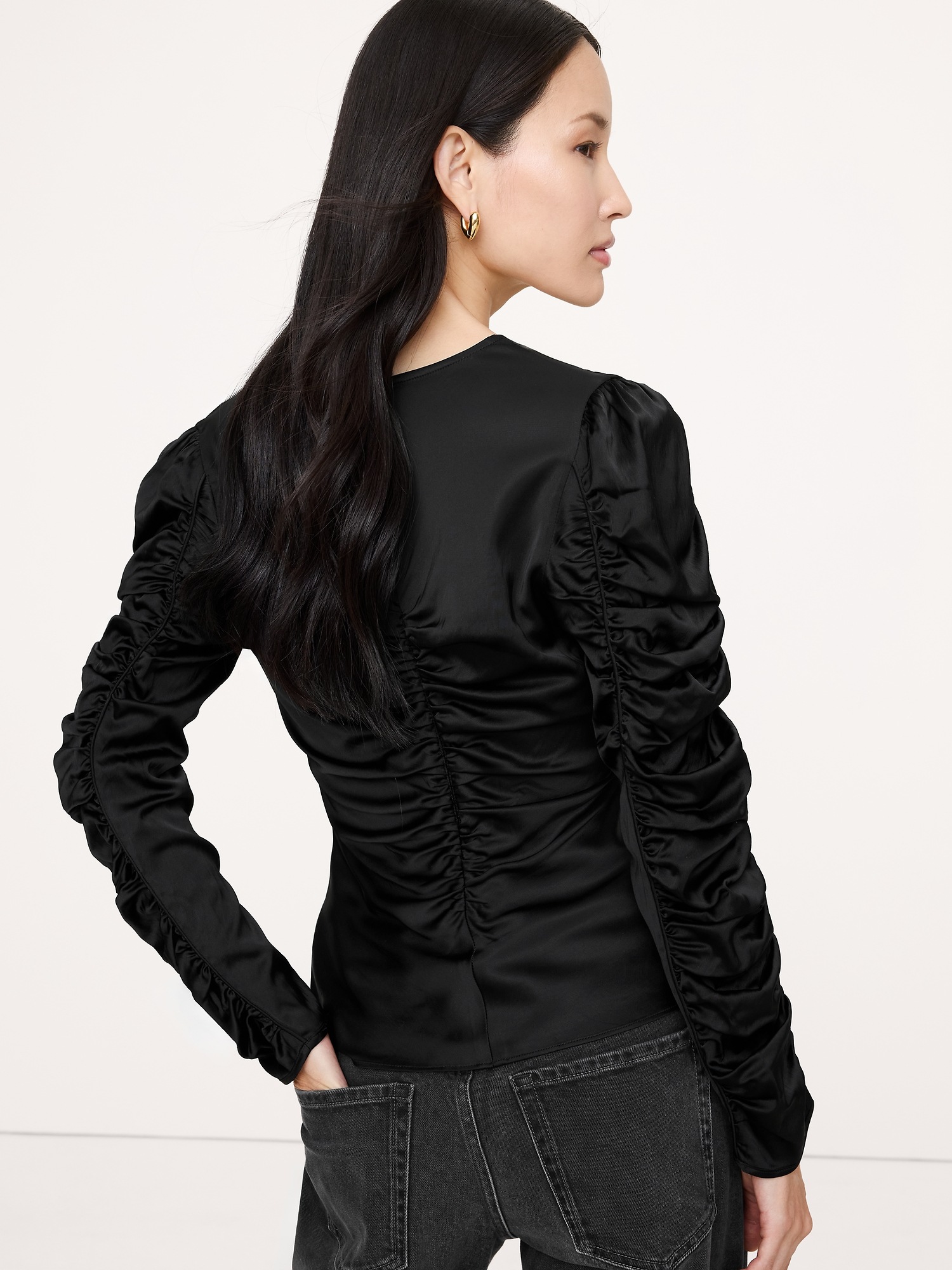 Женский топ Banana Republic Stretch-Satin Ruched Top, цвет: Чёрный — фото 2
