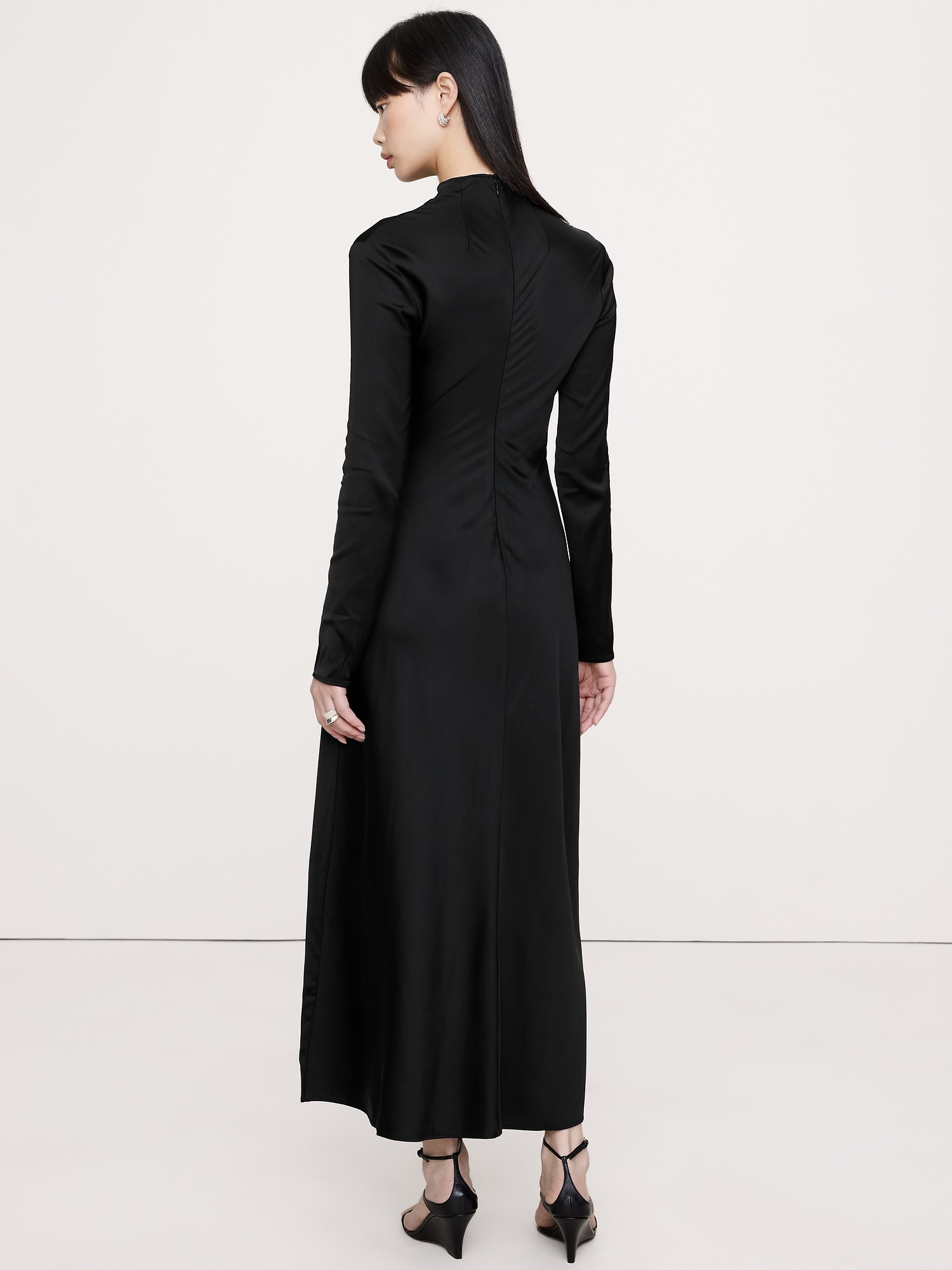 Женское платье Banana Republic Stretch-Satin Ruched Maxi, цвет: Чёрный — фото 2