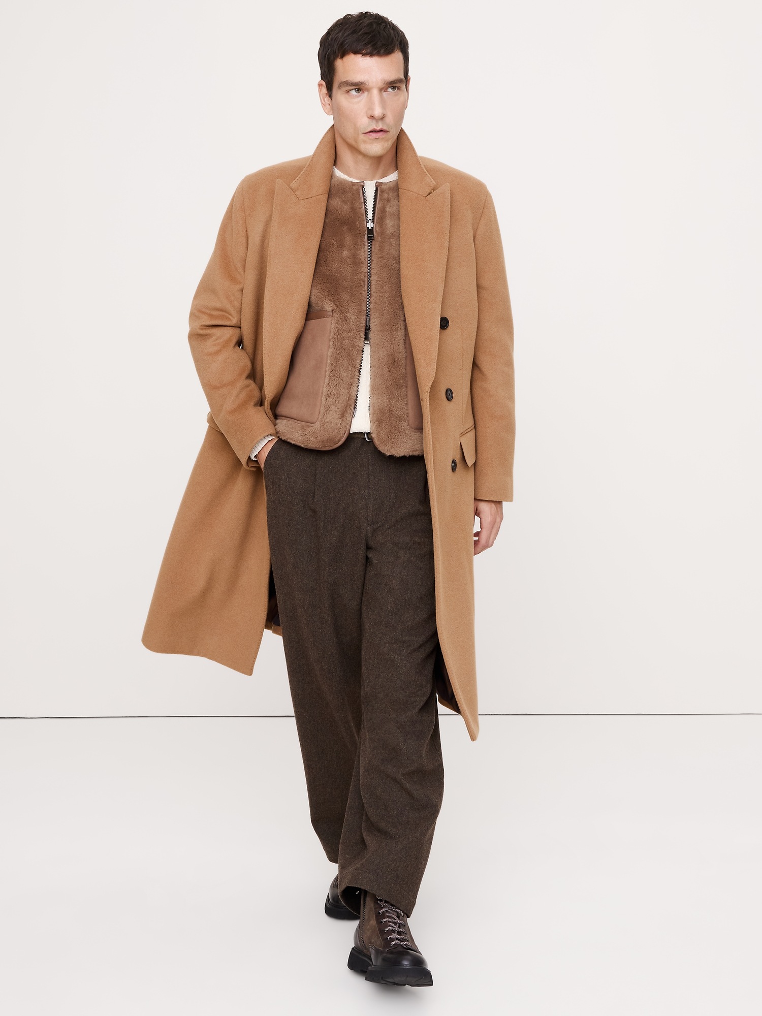 Мужской жилет Banana Republic Reversible Shearling Vest, цвет: Глубокий серо-коричневый — фото 3
