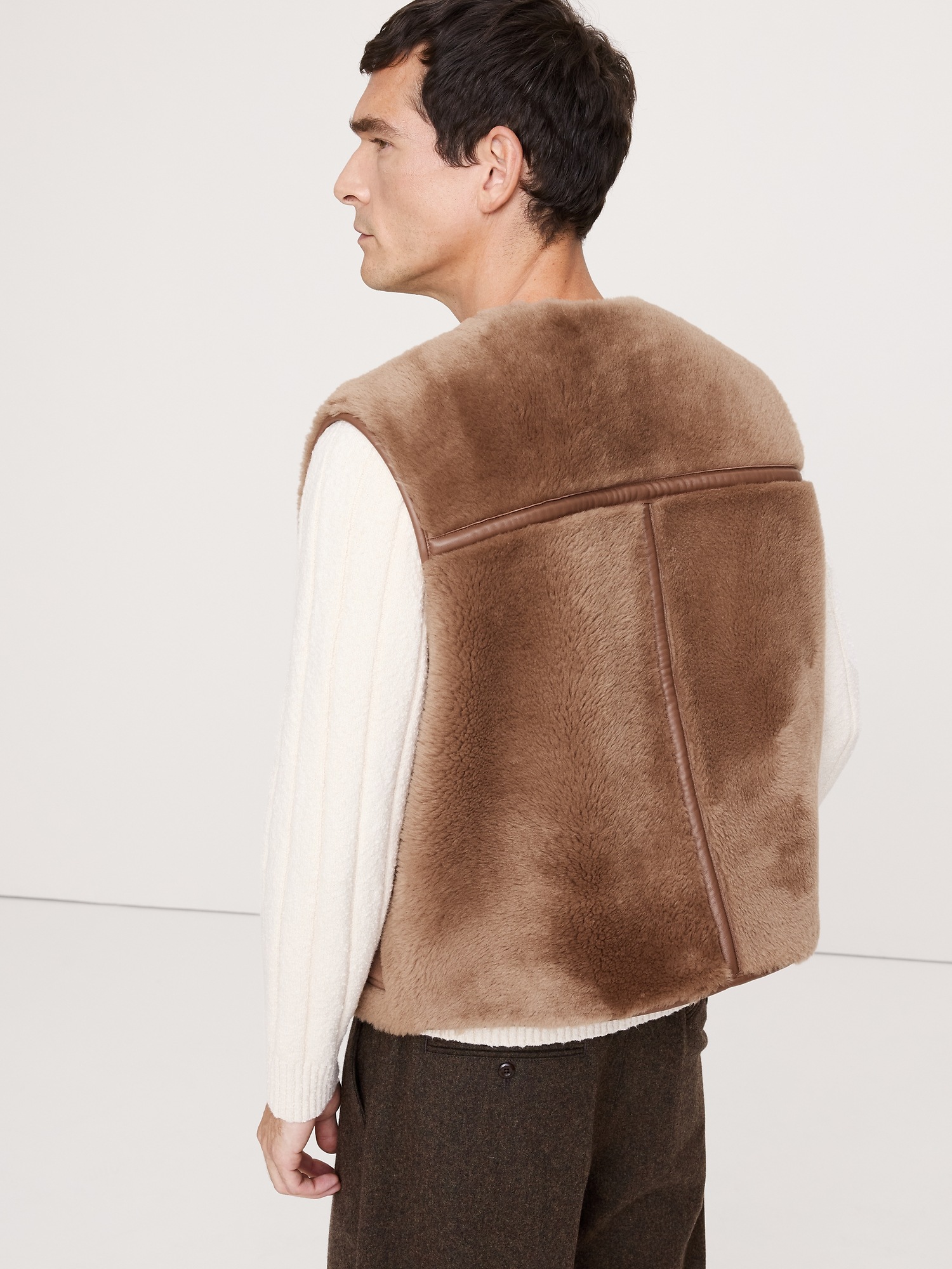 Мужской жилет Banana Republic Reversible Shearling Vest, цвет: Глубокий серо-коричневый — фото 2