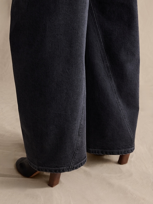 High-Rise Loose Barrel Jean