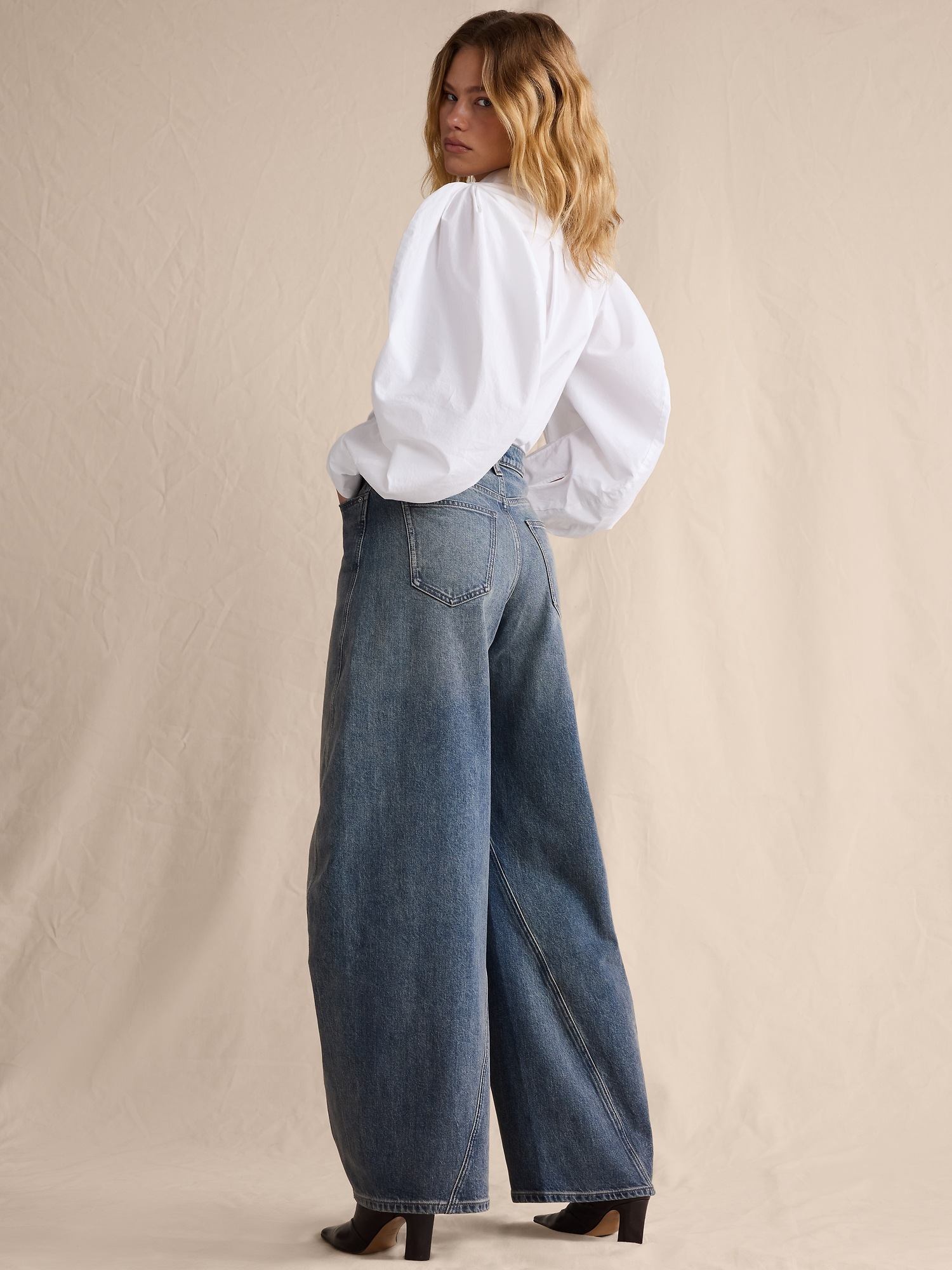 Женские джинсы Banana Republic High-Rise Loose Barrel Jean, цвет: Выцветший индиго синий — фото 2
