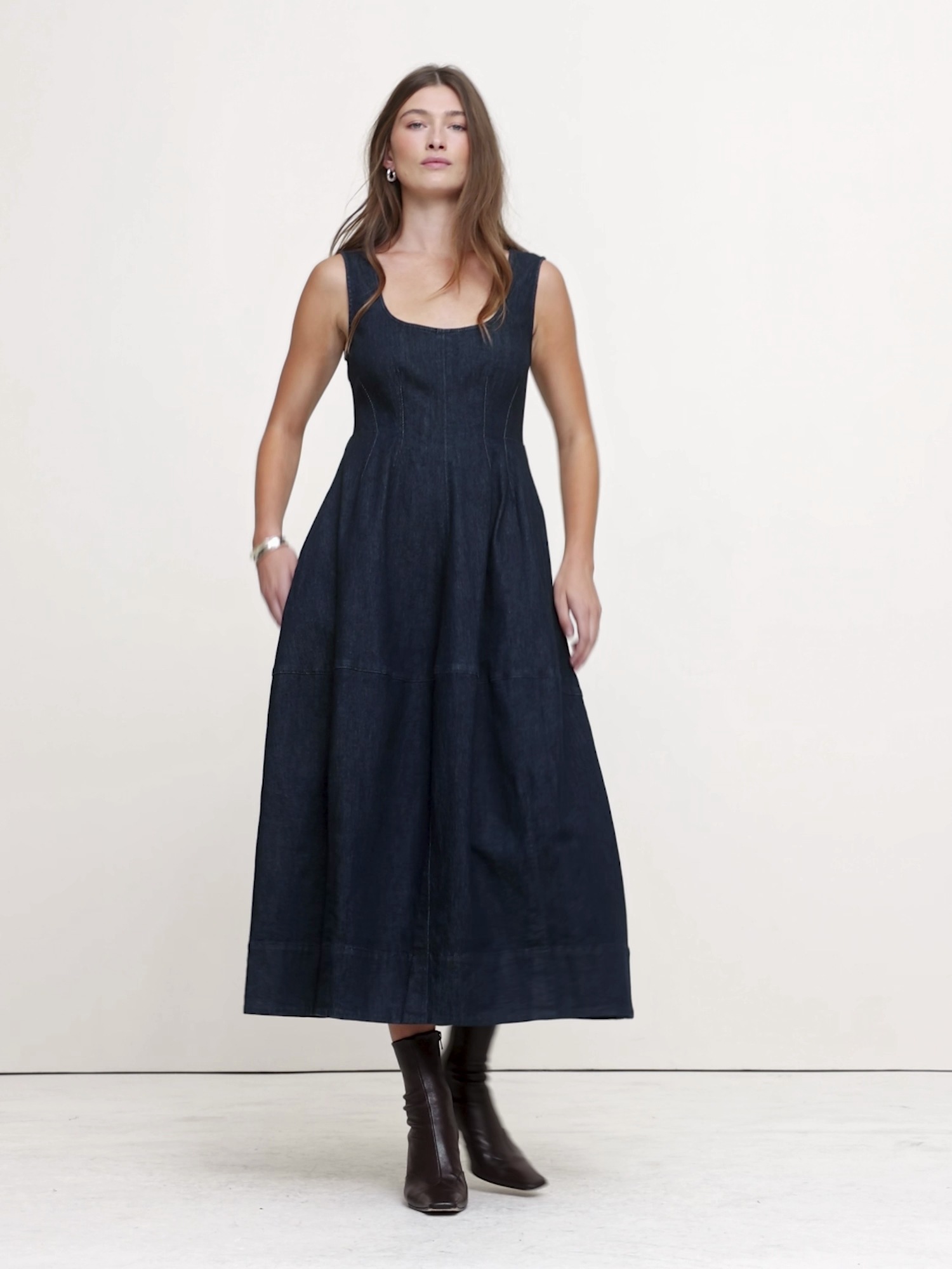 Женское платье Banana Republic Denim Barrel Midi, цвет: Индиго синий — фото 5