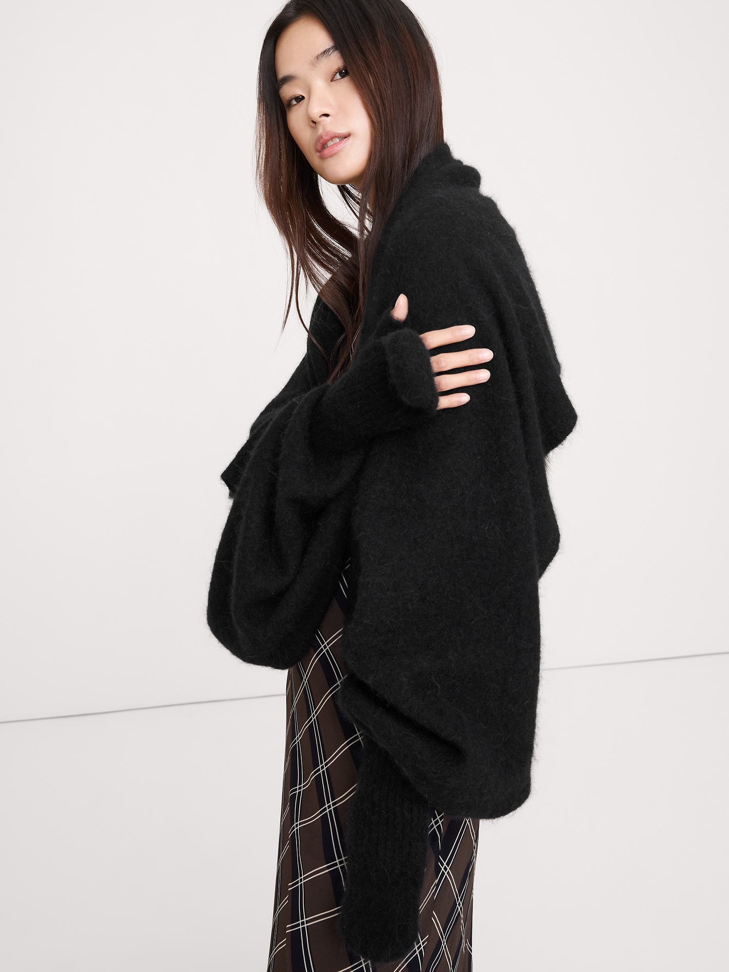 Fuzzy Alpaca-Blend Mitten-Scarf - Black