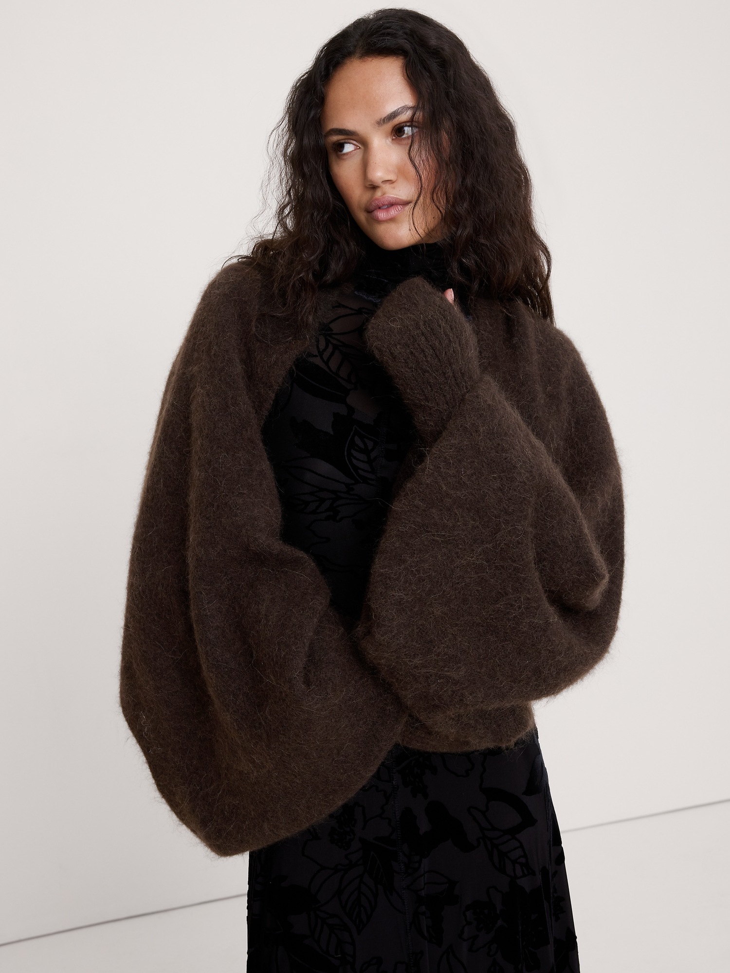Женский шарф Banana Republic Fuzzy Alpaca-Blend Mitten-Scarf, цвет: Шоколадный коричневый — фото 2