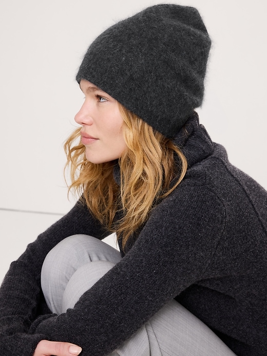 Reversible Brushed Wool-Cashmere Beanie | Banana Republic display picture 3