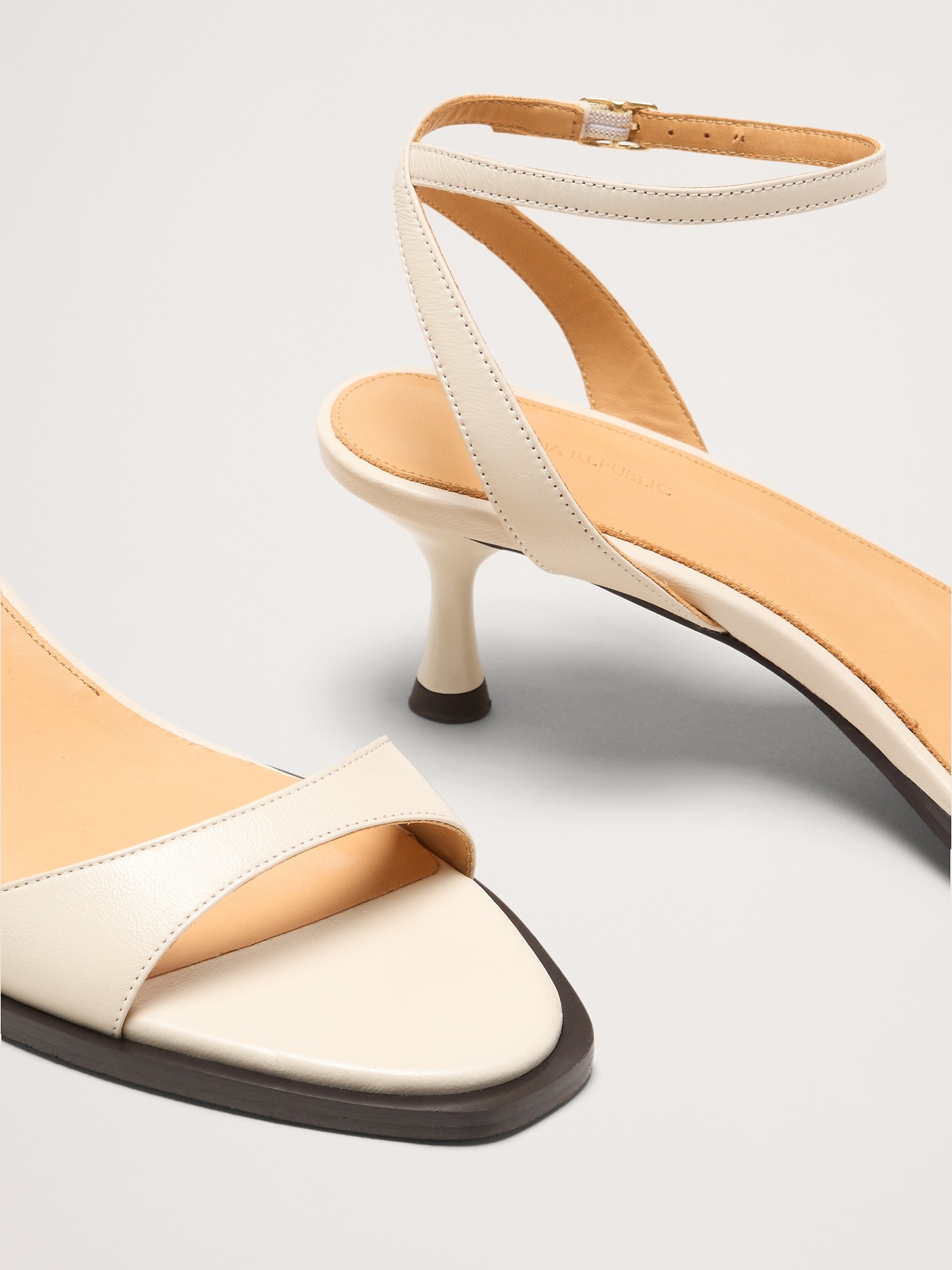 Женские сандалии Banana Republic Italian Leather Kitten-Heel Sandal, цвет: Костяной — фото 6