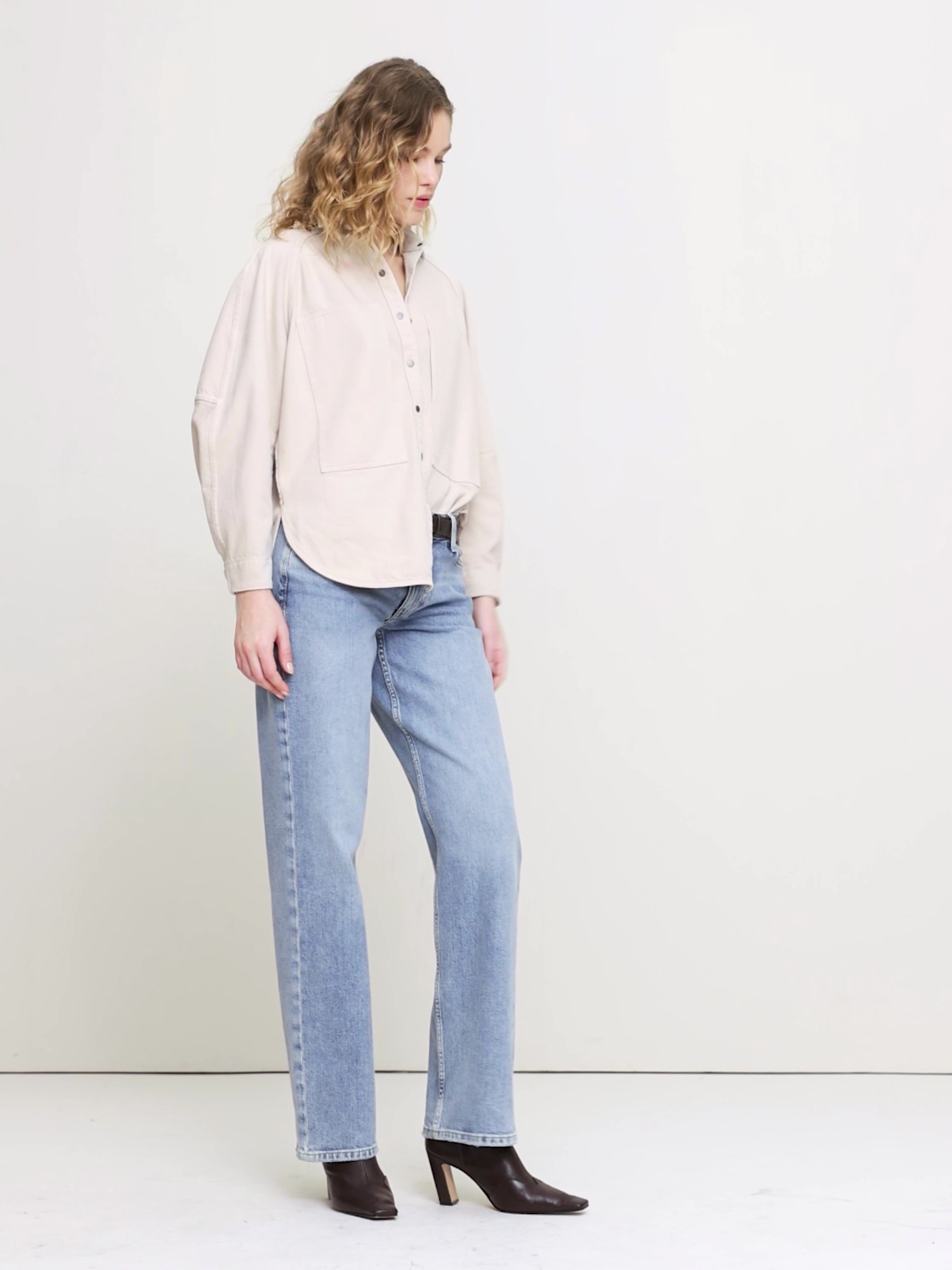 Женская рубашка Banana Republic Oversized Denim Utility Pocket, цвет: Экрю — фото 5