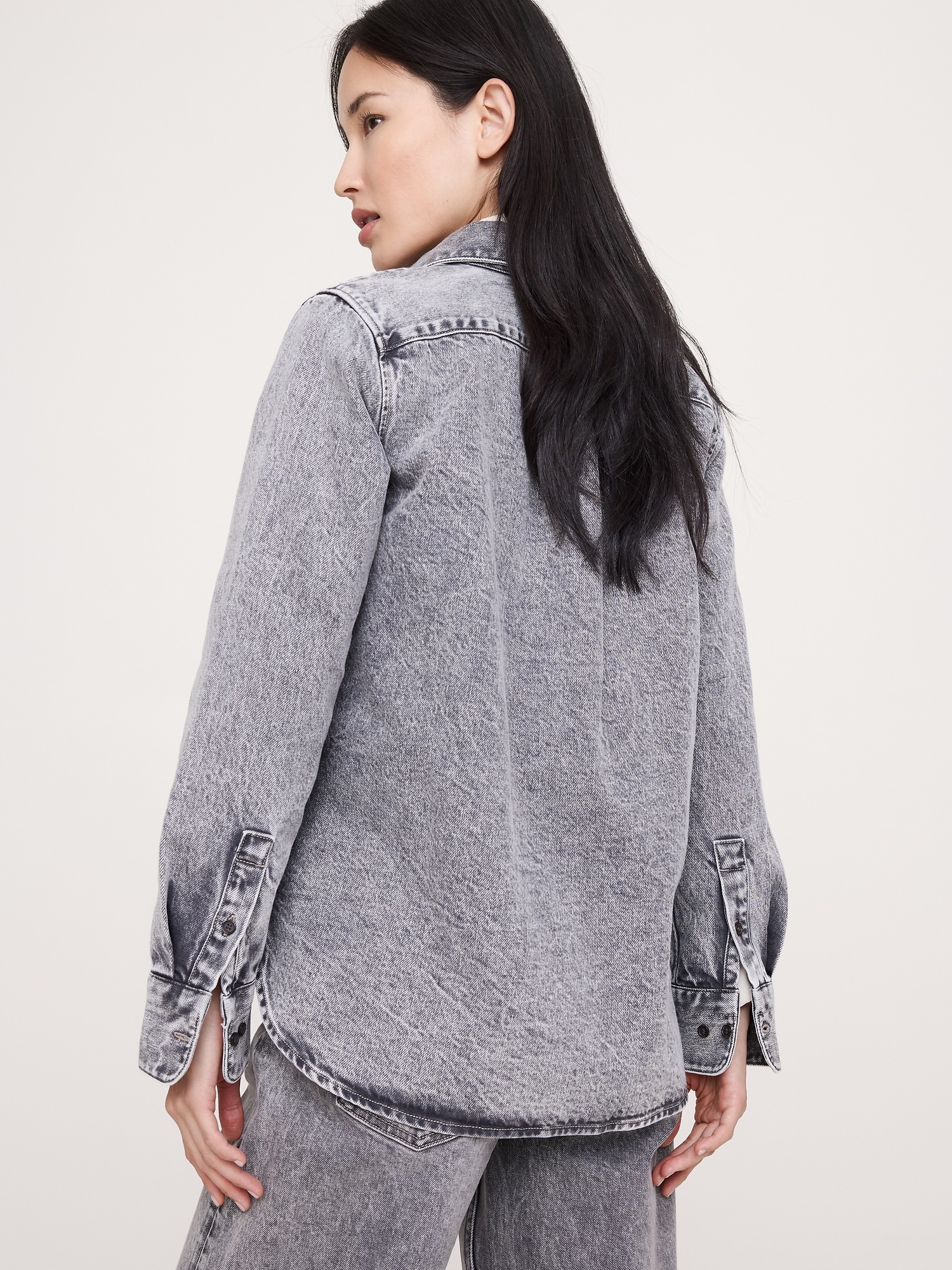 Женская рубашка Banana Republic The Everyday Denim Shirt, цвет: Средний серый варёный — фото 2
