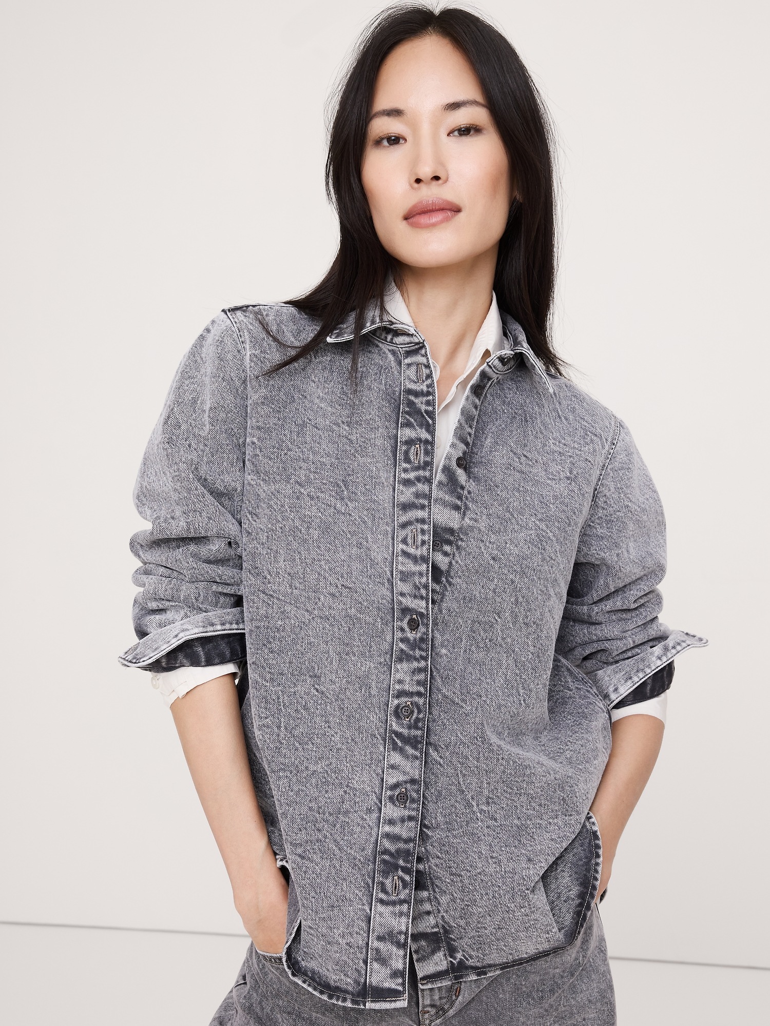 Женская рубашка Banana Republic The Everyday Denim Shirt, цвет: Средний серый варёный — фото 3