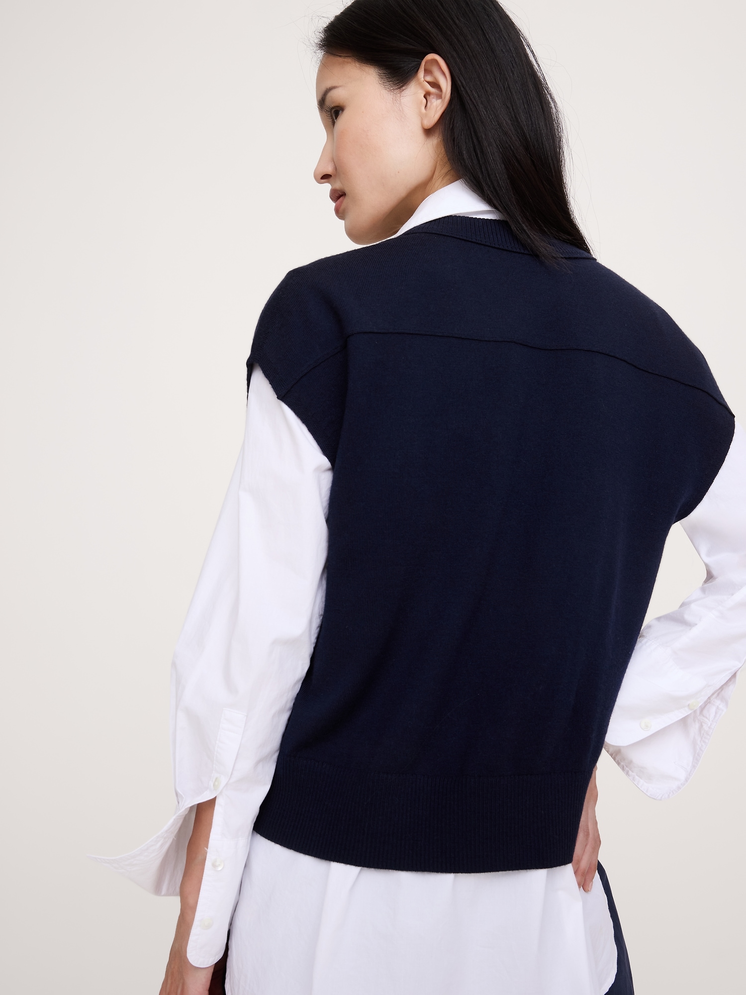 Женский жилет Banana Republic Merino Sweater Vest, цвет: Тёмно-синий — фото 2