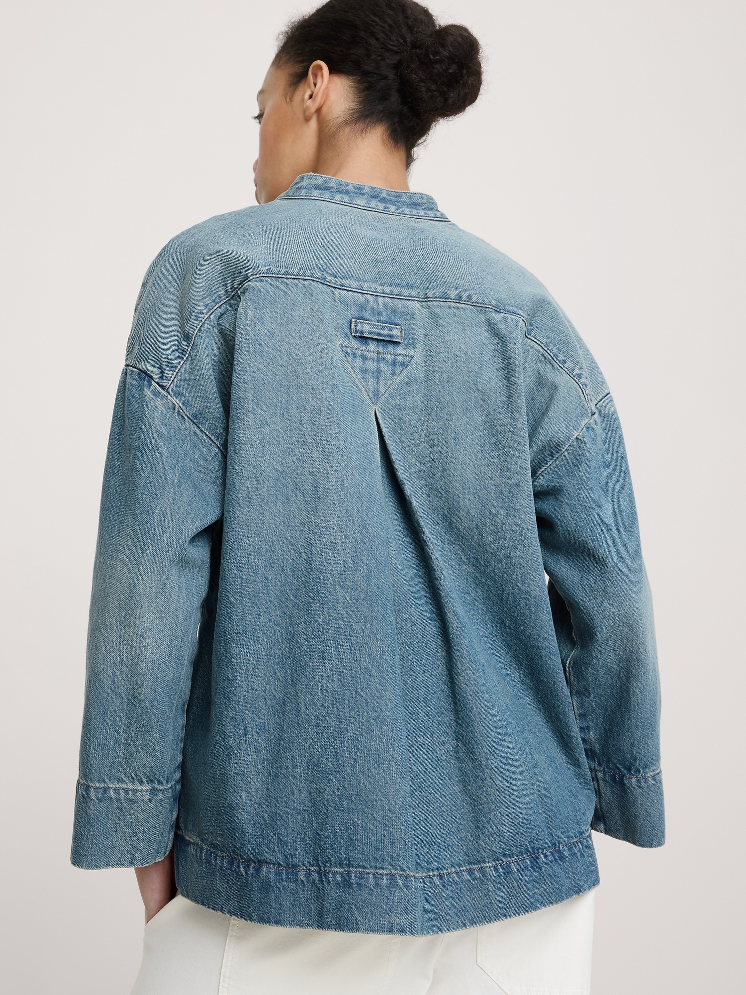 Женский топ Banana Republic Denim Popover Top, цвет: Средняя варка — фото 2