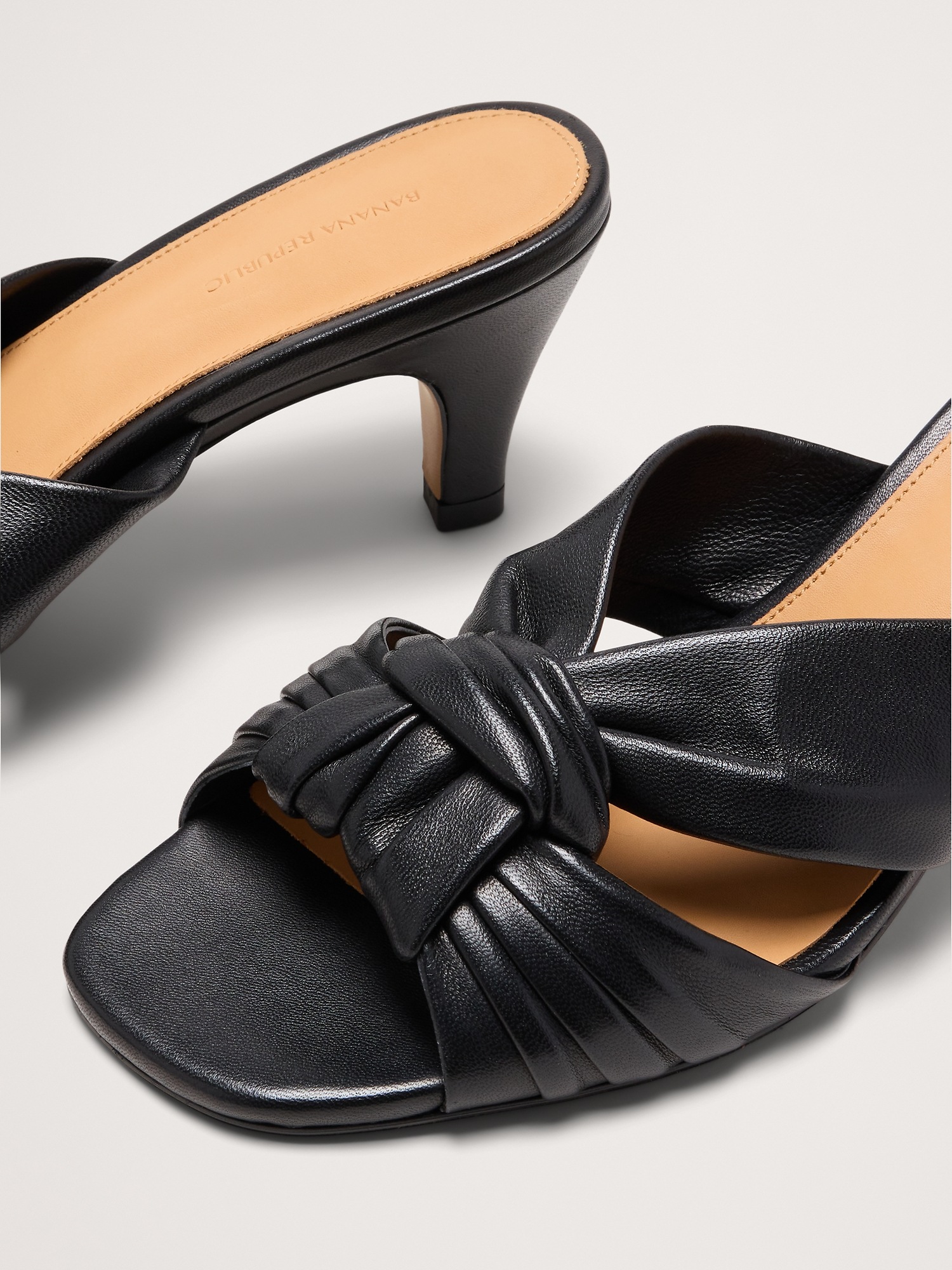 Женские сандалии Banana Republic Italian Leather Soft-Knot Heeled Sandal, цвет: Чёрный — фото 6