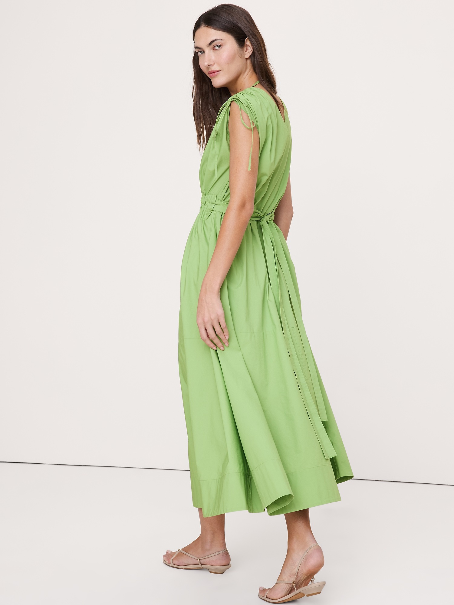 Женское платье Banana Republic Poplin Ruched-Shoulder Maxi, цвет: Зелёный — фото 2