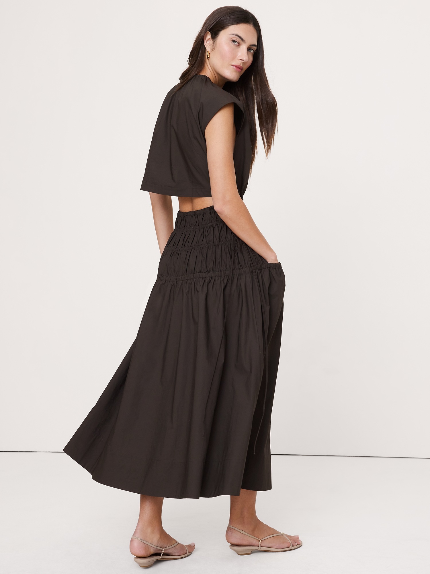 Женское платье Banana Republic Smocked Cotton Poplin Maxi Dress with Open Back, цвет: Brownstone — фото 2