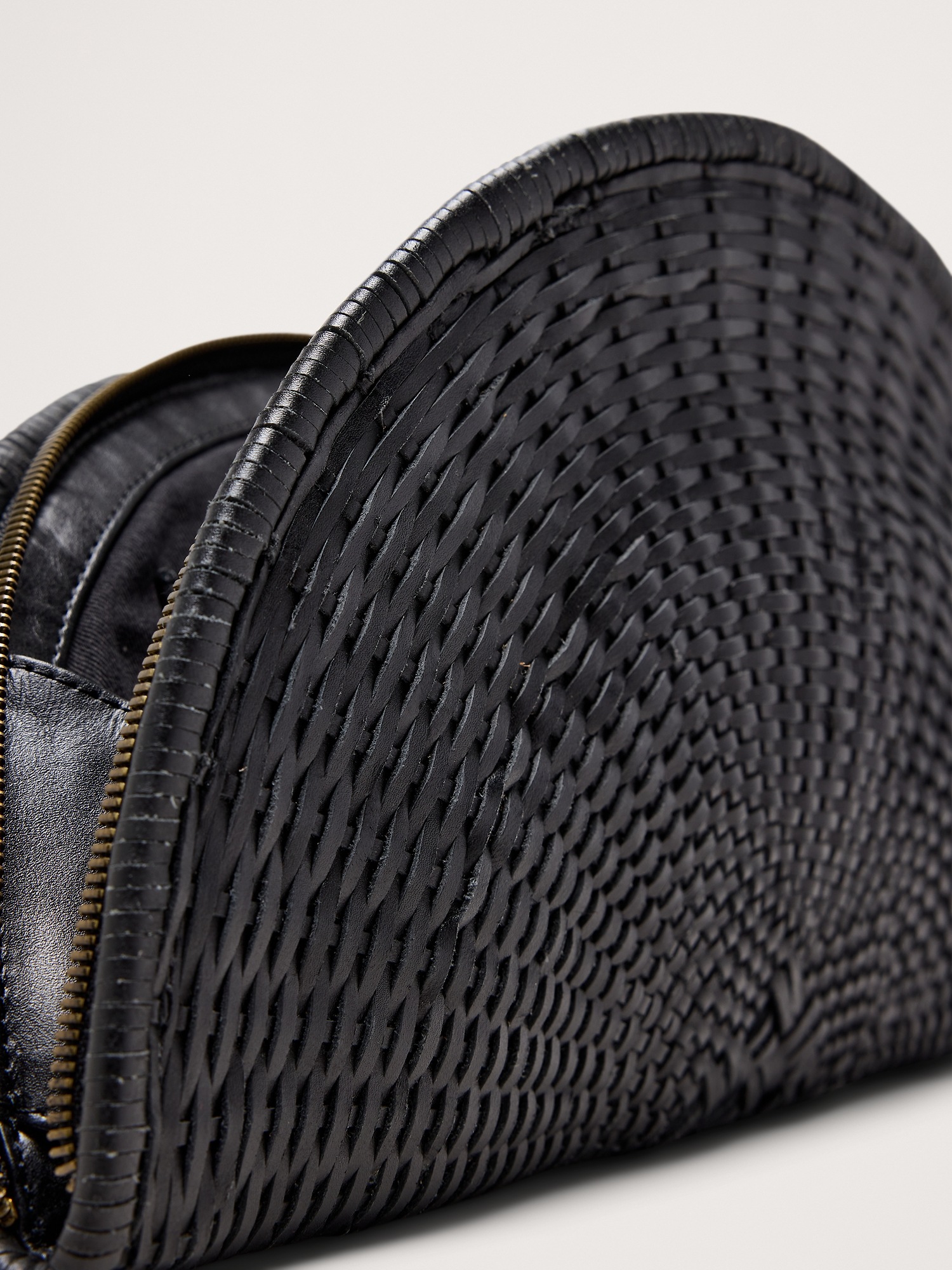 Женский клатч Banana Republic Perla Woven Leather Clutch by Bembien, цвет: Чёрный — фото 6
