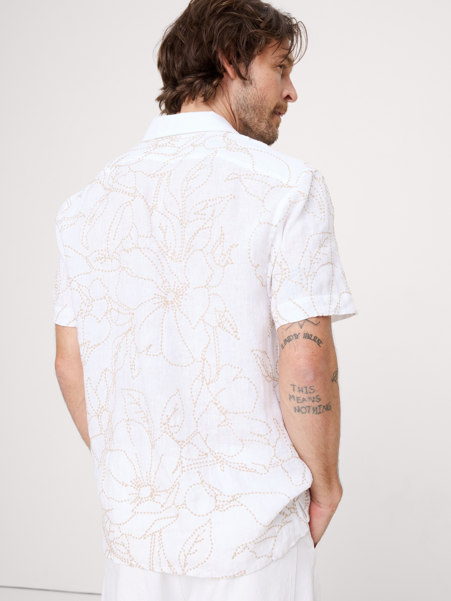 Мужская рубашка Banana Republic Standard-Fit Embroidered Linen Resort, цвет: Кремовый белый — фото 2