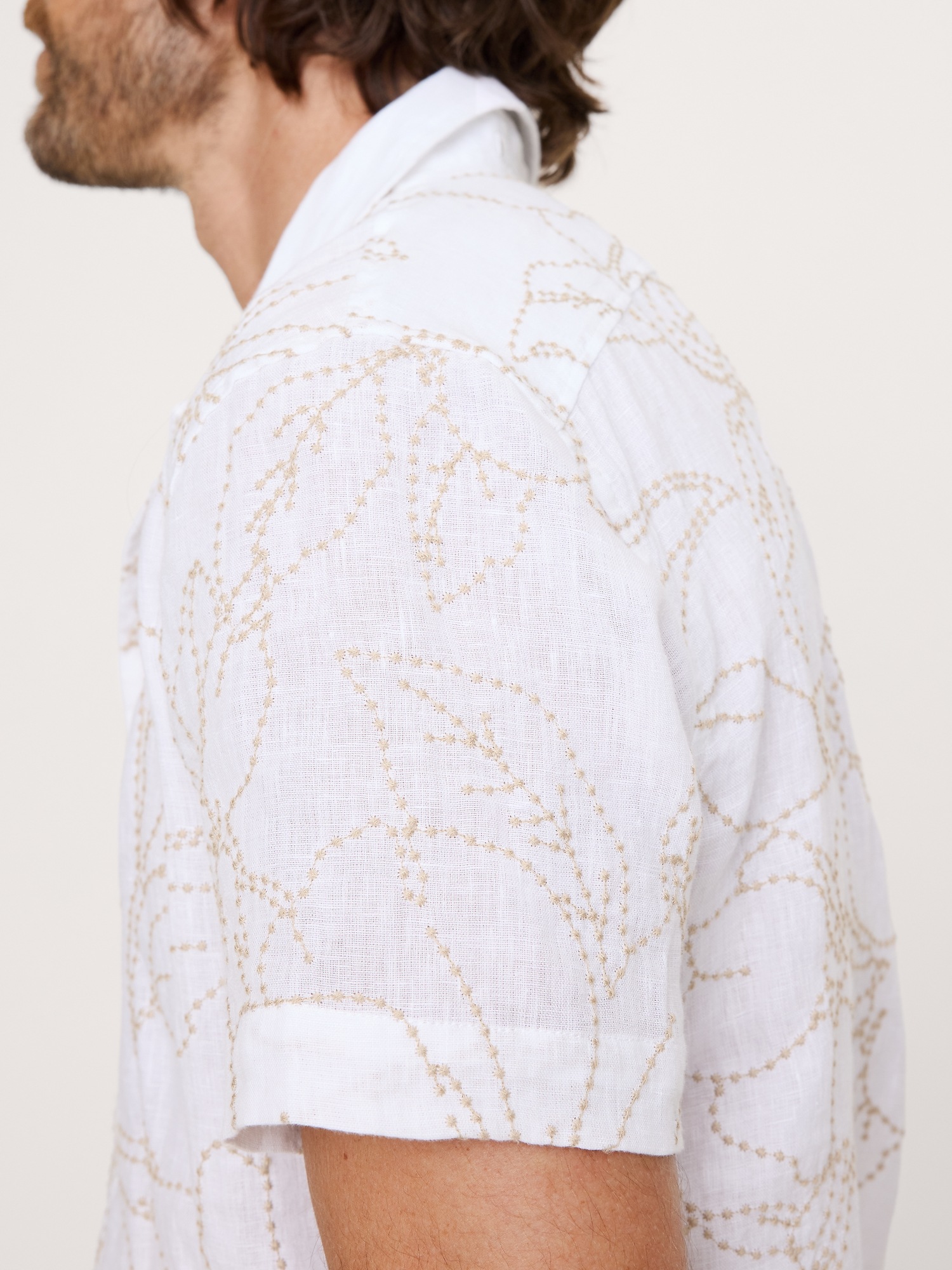 Мужская рубашка Banana Republic Standard-Fit Embroidered Linen Resort, цвет: Кремовый белый — фото 4
