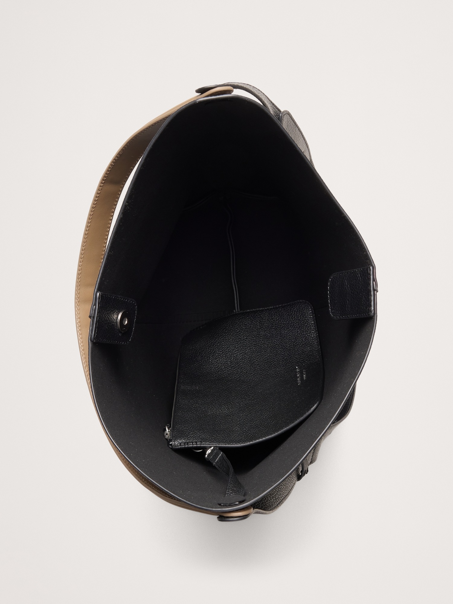 Женская сумка Banana Republic Slouchy Vida Italian Leather, цвет: Чёрный — фото 5