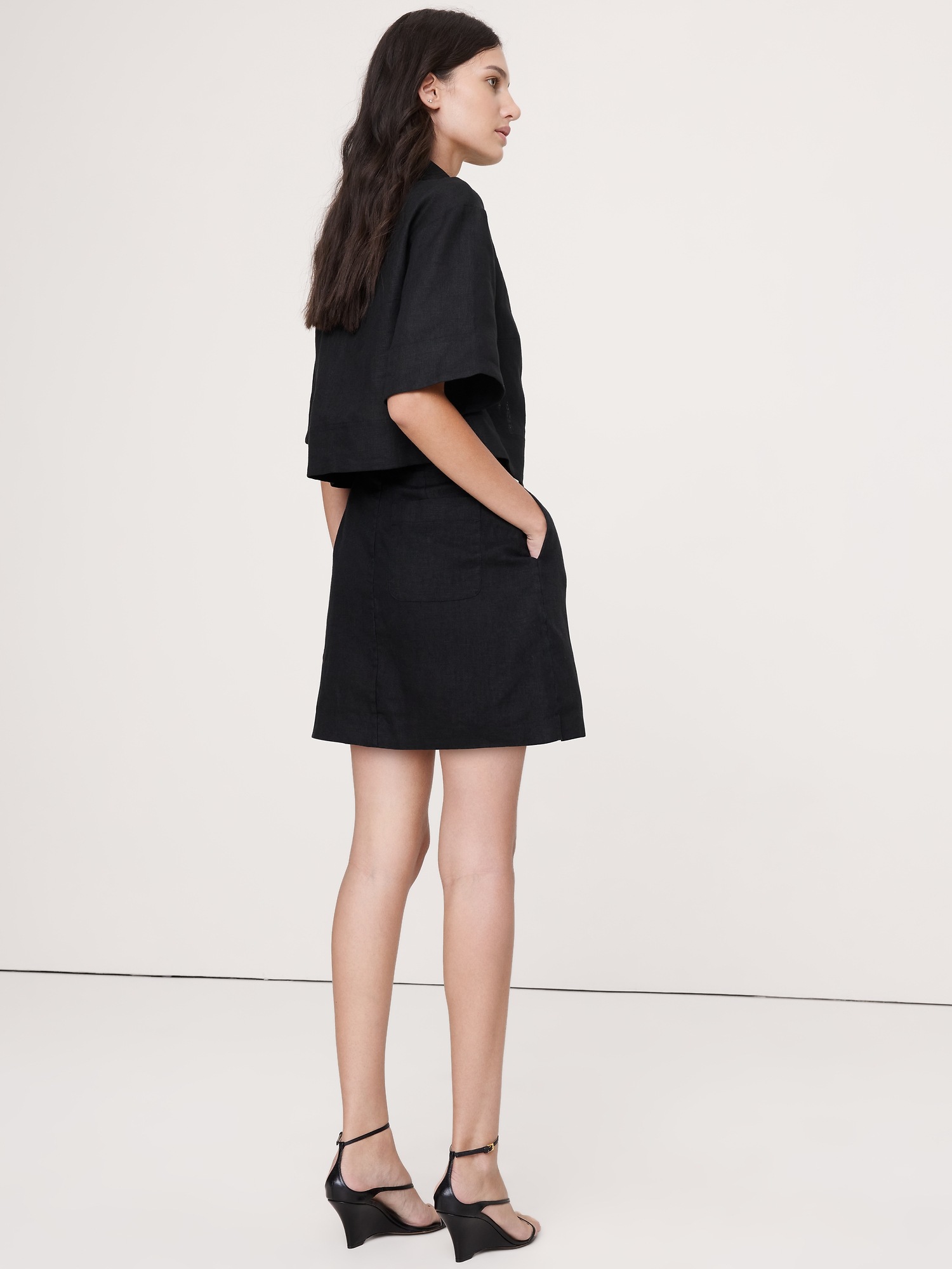 Женская юбка Banana Republic Linen Wrap Mini, цвет: Чёрный — фото 2
