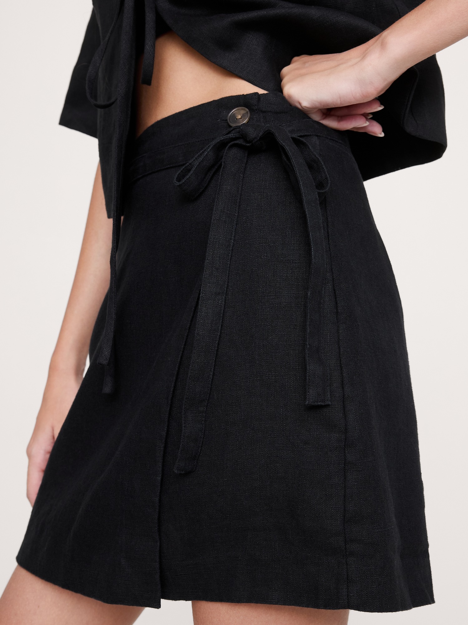 Женская юбка Banana Republic Linen Wrap Mini, цвет: Чёрный — фото 3