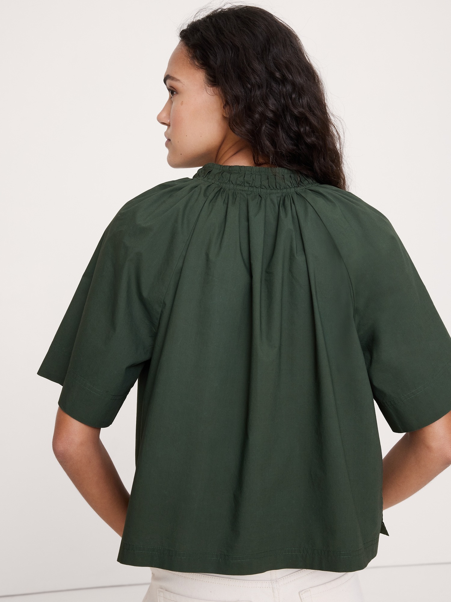 Женский топ Banana Republic Cotton Poplin Split-Neck Top, цвет: Зелёный тёмно-зелёный — фото 2
