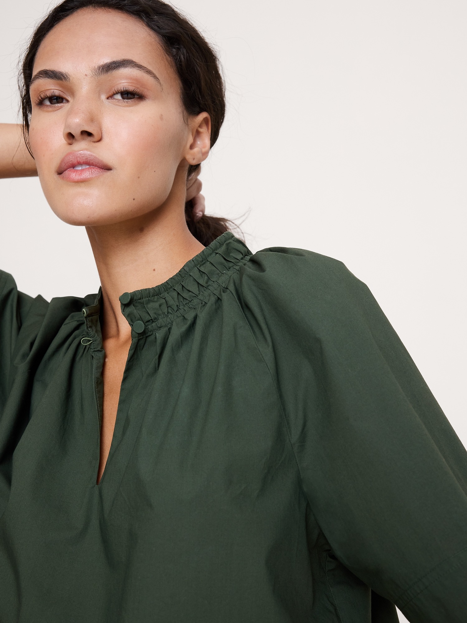 Женский топ Banana Republic Cotton Poplin Split-Neck Top, цвет: Зелёный тёмно-зелёный — фото 3