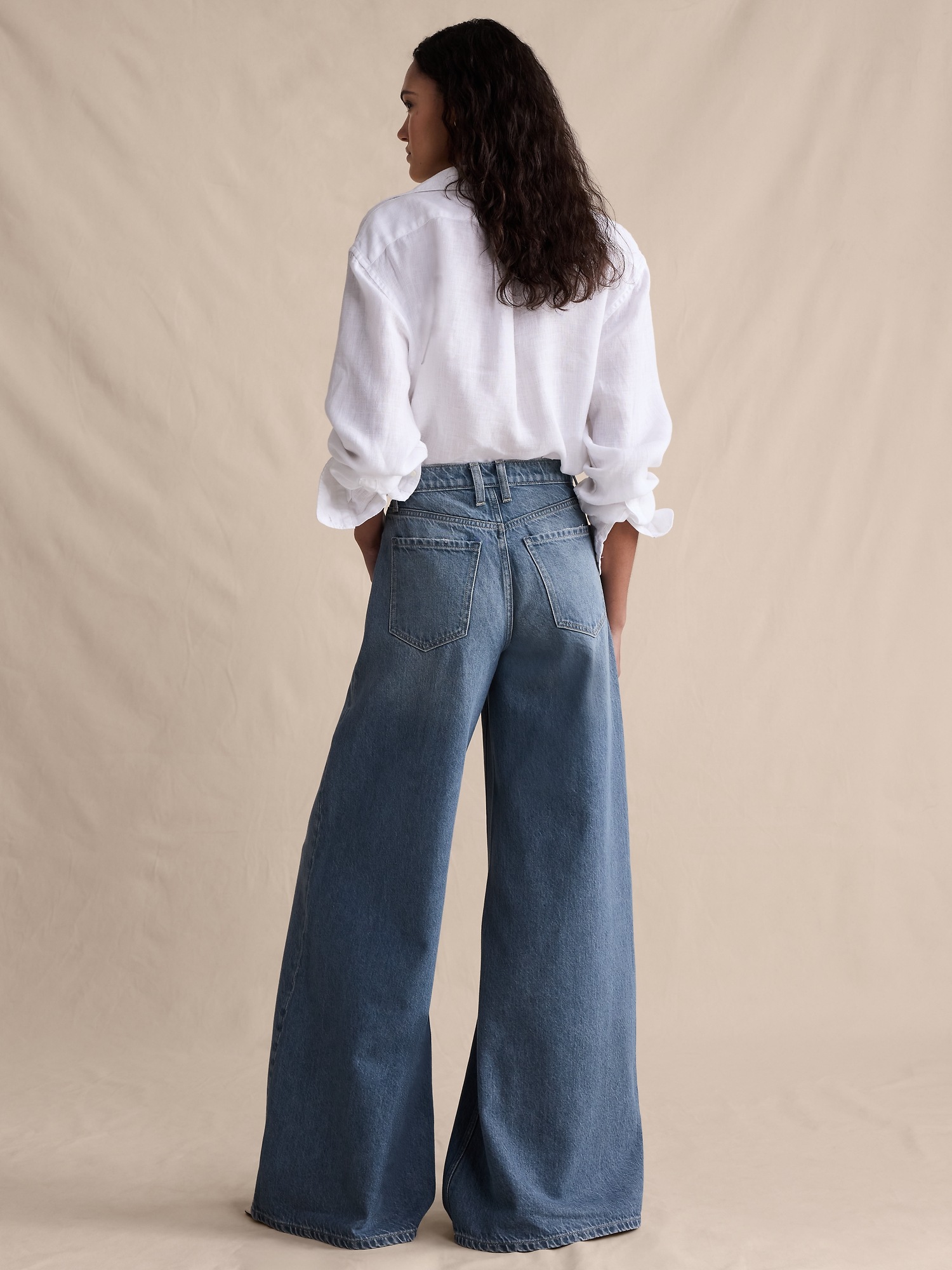 Женские джинсы Banana Republic High-Rise Wide-Leg Lightweight Palazzo Jean, цвет: Средняя варка — фото 2