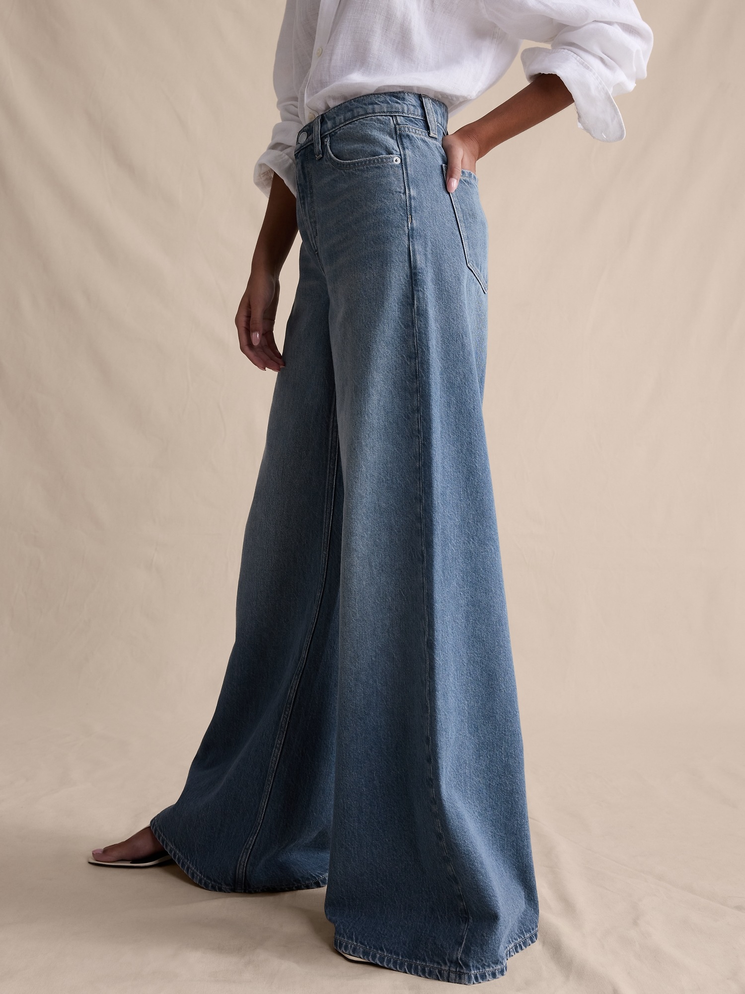 Женские джинсы Banana Republic High-Rise Wide-Leg Lightweight Palazzo Jean, цвет: Средняя варка — фото 3