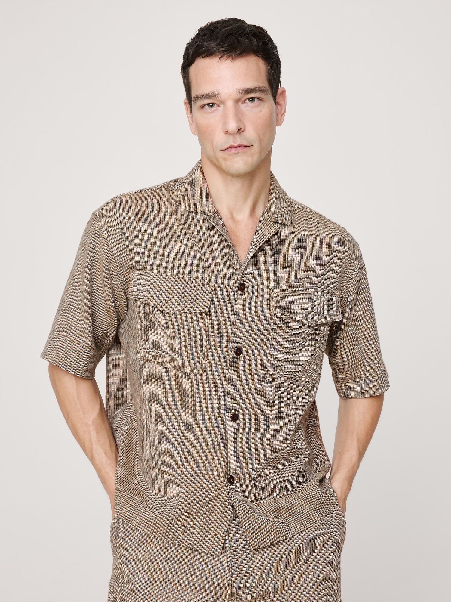 Мужская рубашка Banana Republic Relaxed-Fit Cotton Resort, цвет: Оливковый зелёный