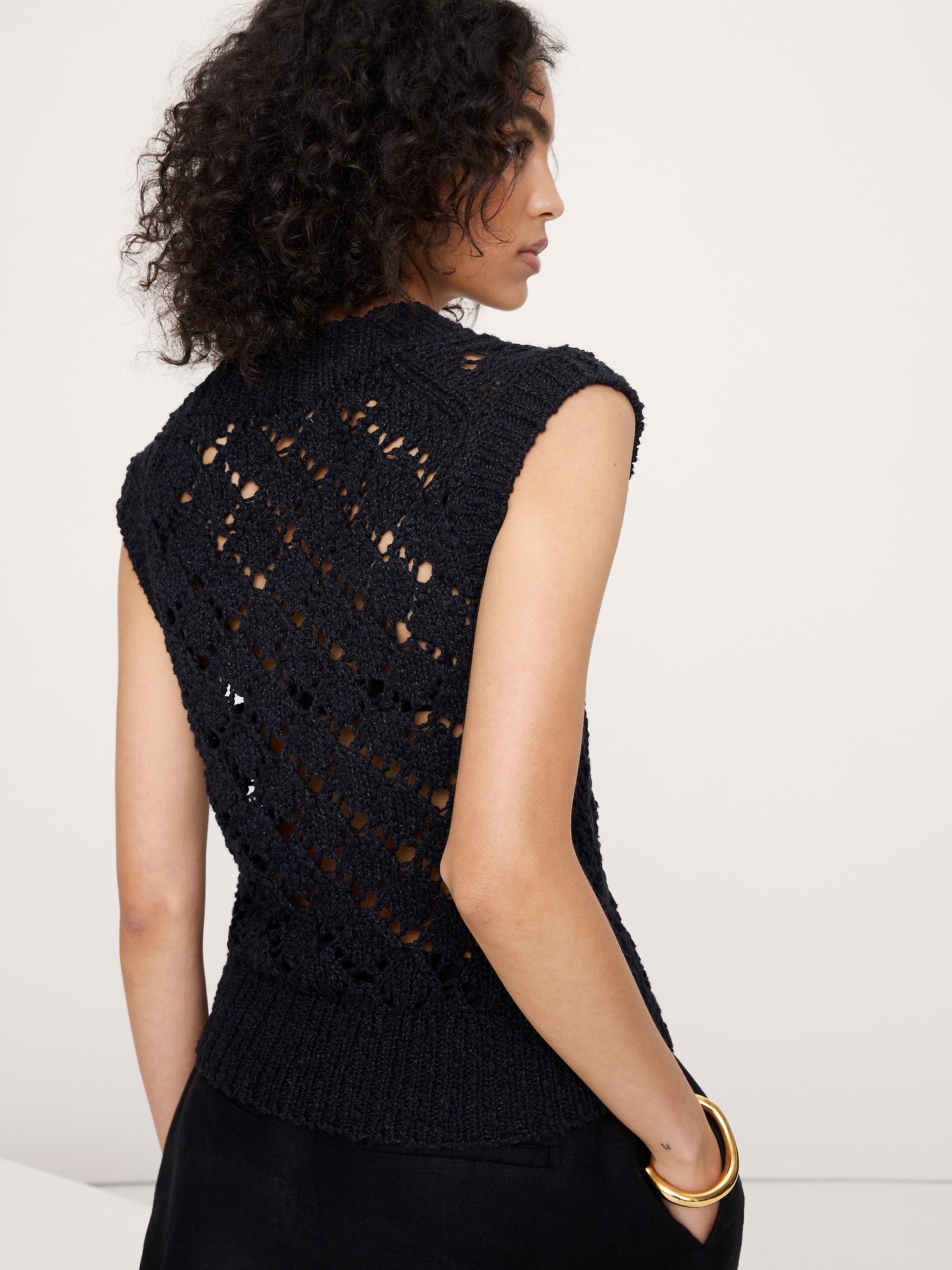 Женский жилет Banana Republic Crochet Cropped Sweater Vest, цвет: Чёрный — фото 2