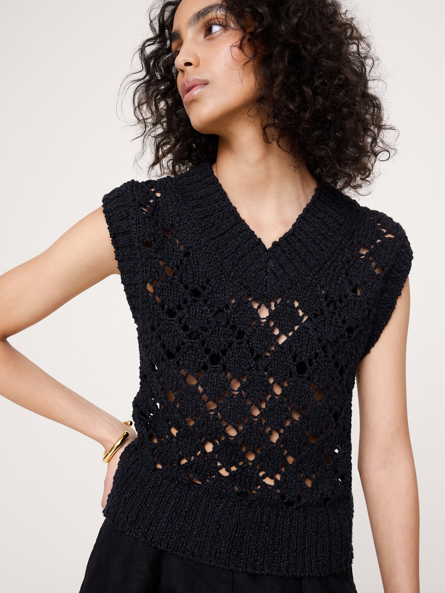Женский жилет Banana Republic Crochet Cropped Sweater Vest, цвет: Чёрный — фото 3