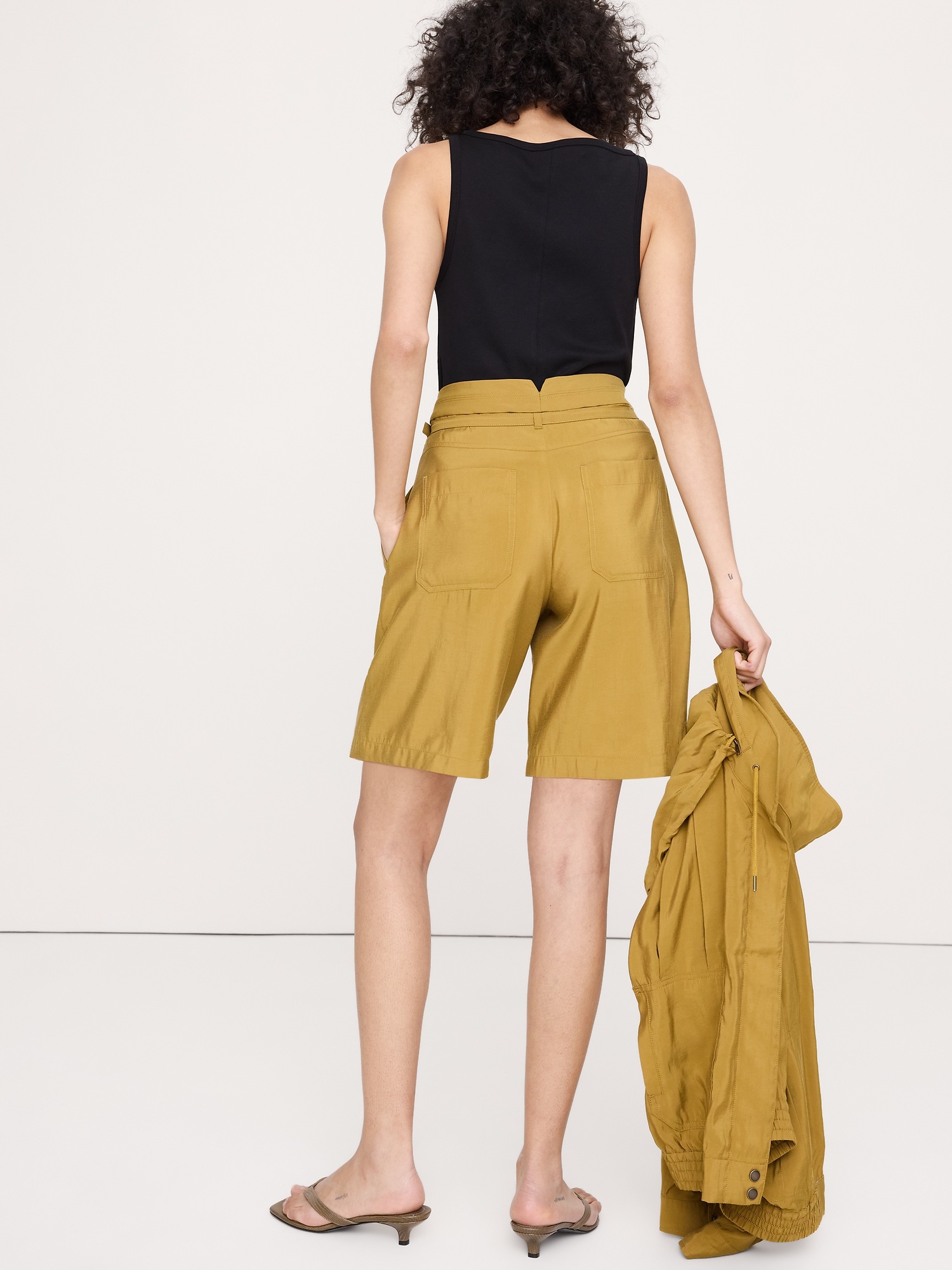 Женские шорты Banana Republic Belted Bermuda Short in Luster Twill, цвет: Шартрез — фото 2
