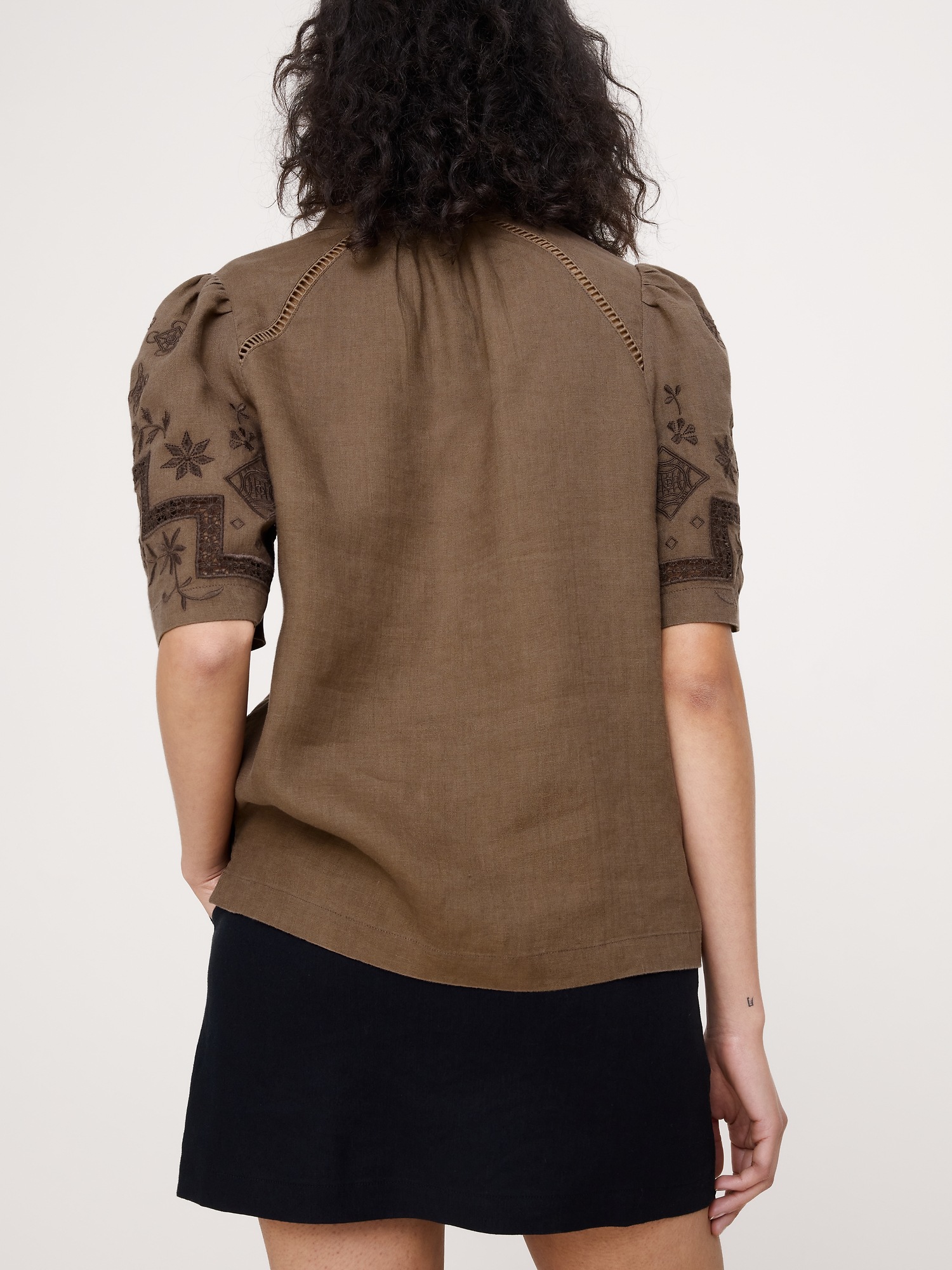 Женский топ Banana Republic Embroidered Linen Puff-Sleeve Top, цвет: Серо-коричневый — фото 2