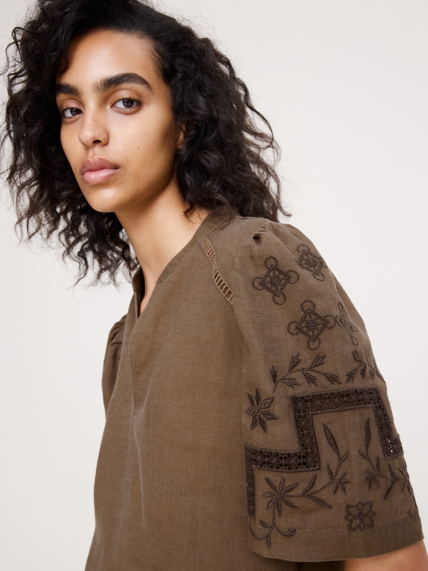 Женский топ Banana Republic Embroidered Linen Puff-Sleeve Top, цвет: Серо-коричневый — фото 3