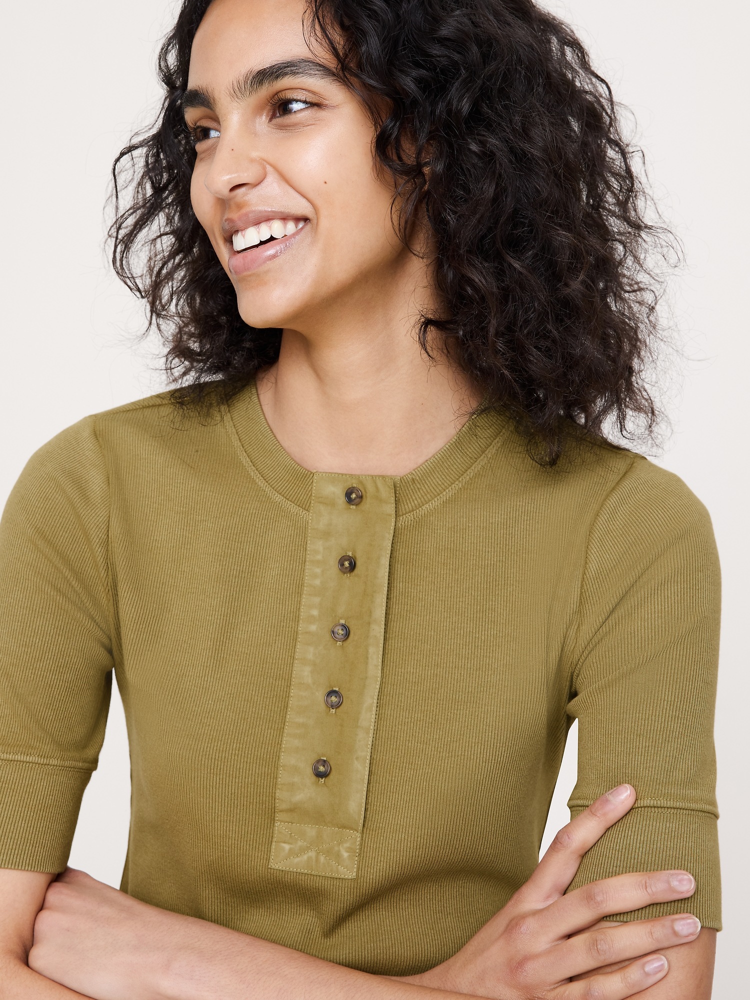 Женский топ Banana Republic Ribbed Henley, цвет: Зелёный мох — фото 3