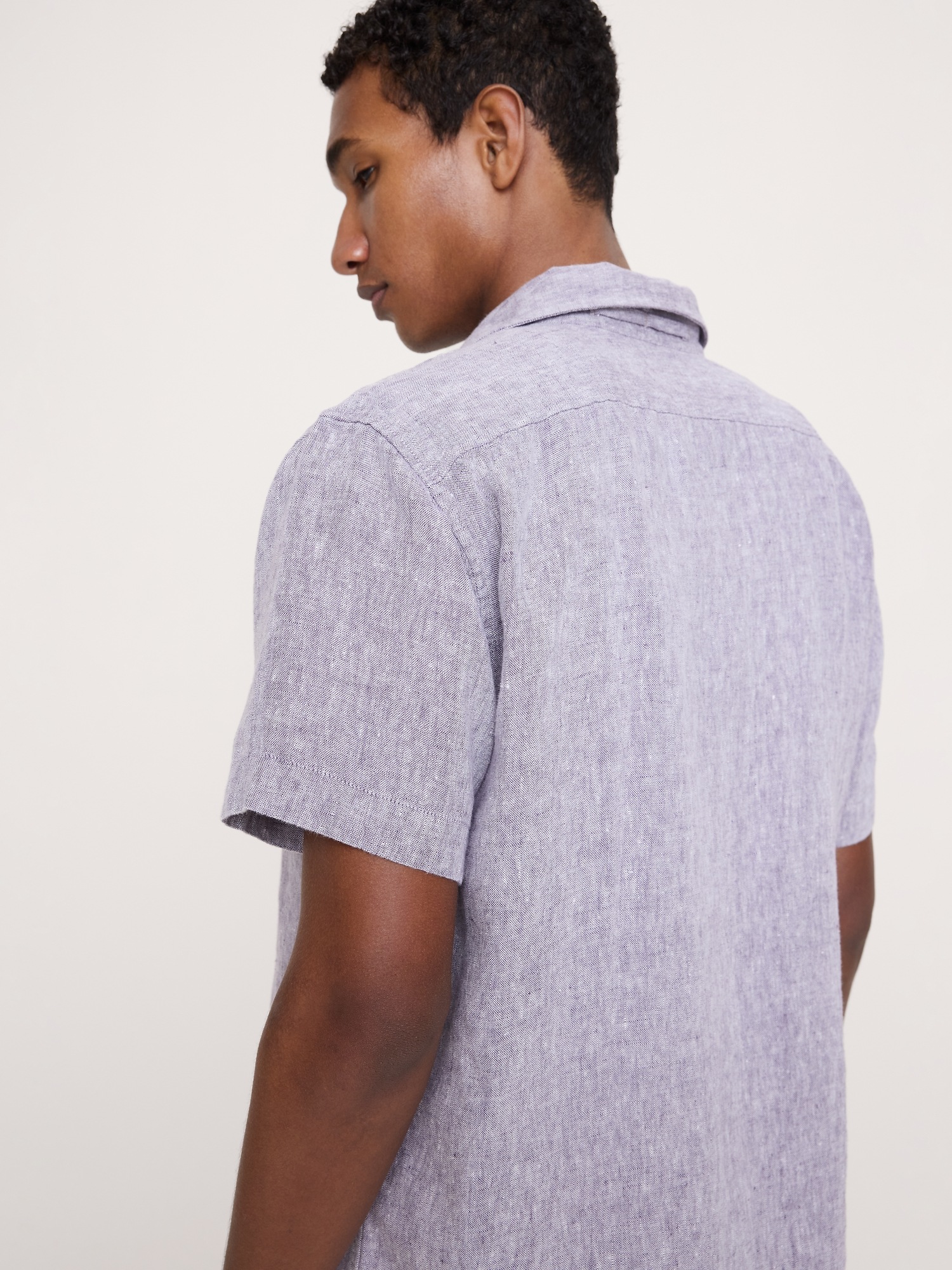 Мужская рубашка Banana Republic Standard-Fit Midweight Linen Resort, цвет: Светлый фиолетовый — фото 2