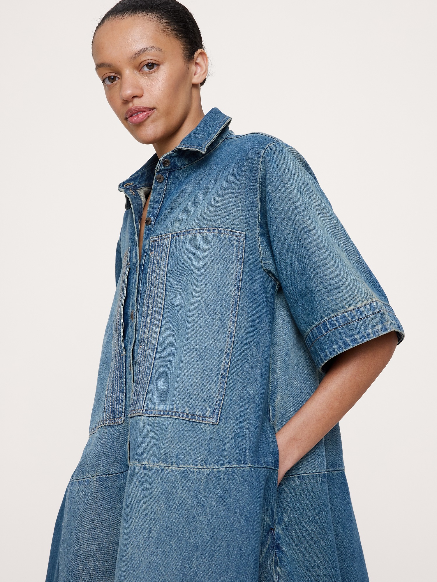 Женское платье Banana Republic Denim Trapeze Mini Shirt Dress, цвет: Средняя варка — фото 3