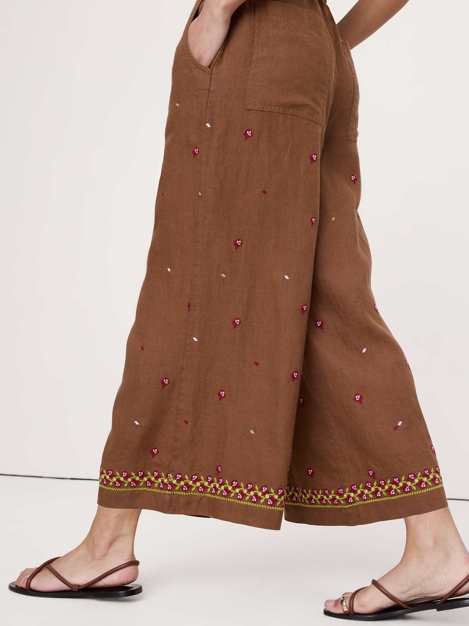 Женские брюки Banana Republic The Pull-On Wide-Leg Ankle Pant in Embroidered Linen, цвет: Красный с принтом — фото 3