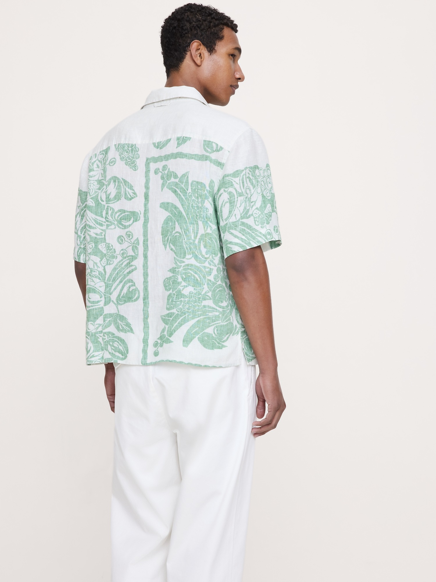 Мужская рубашка Banana Republic Relaxed-Fit Printed Linen Resort, цвет: Зелёный с принтом — фото 2